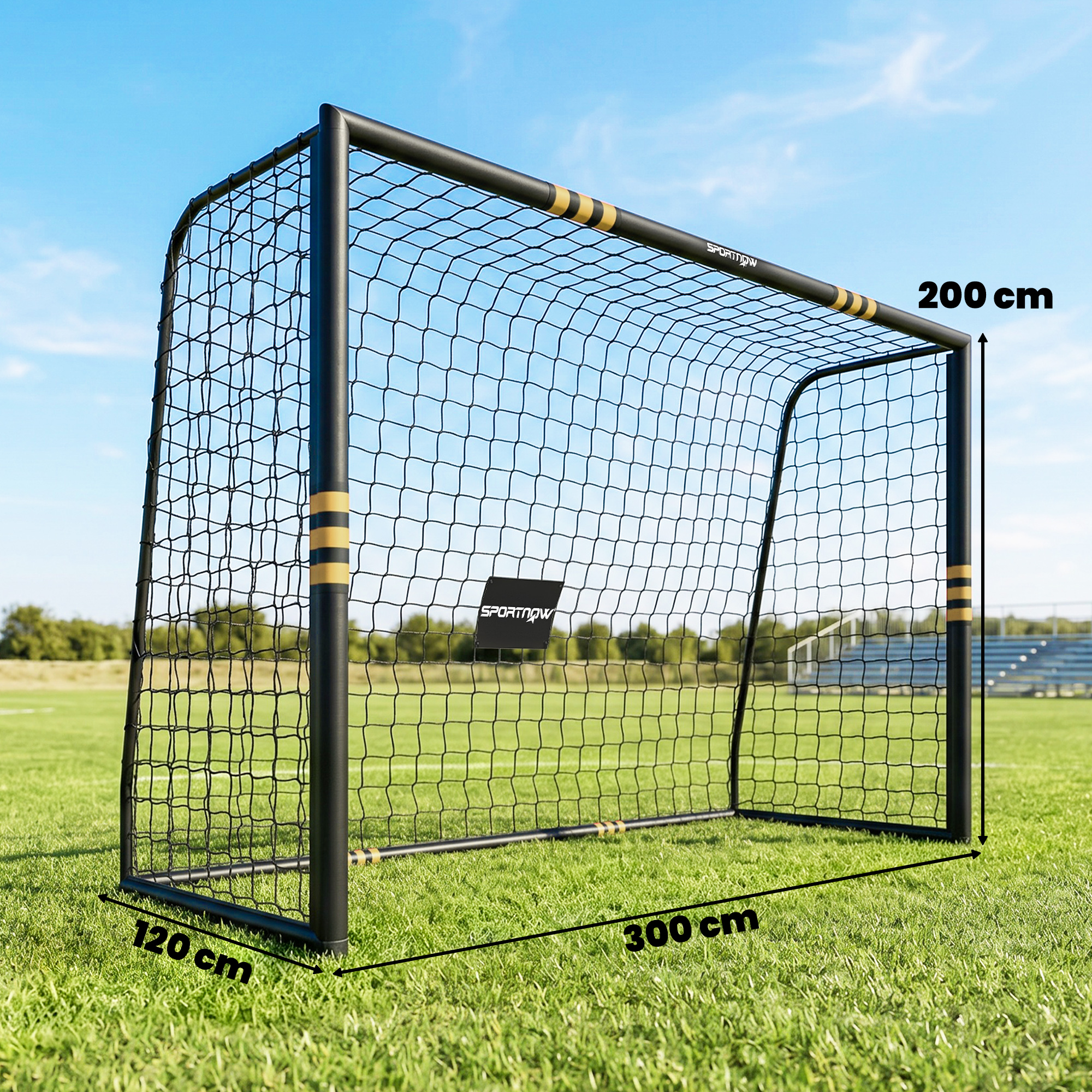 Una gran portería de fútbol negra en un campo de césped con dimensiones de 300x200x120 cm.