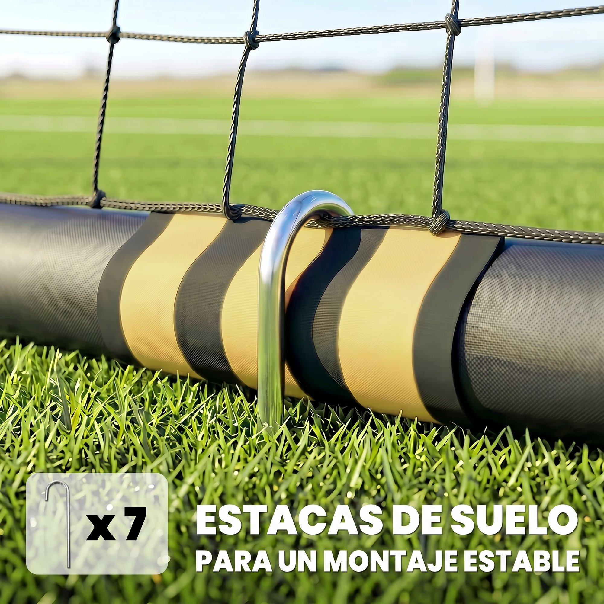 Una estaca plateada asegura la base de una red deportiva negra y amarilla en el césped.