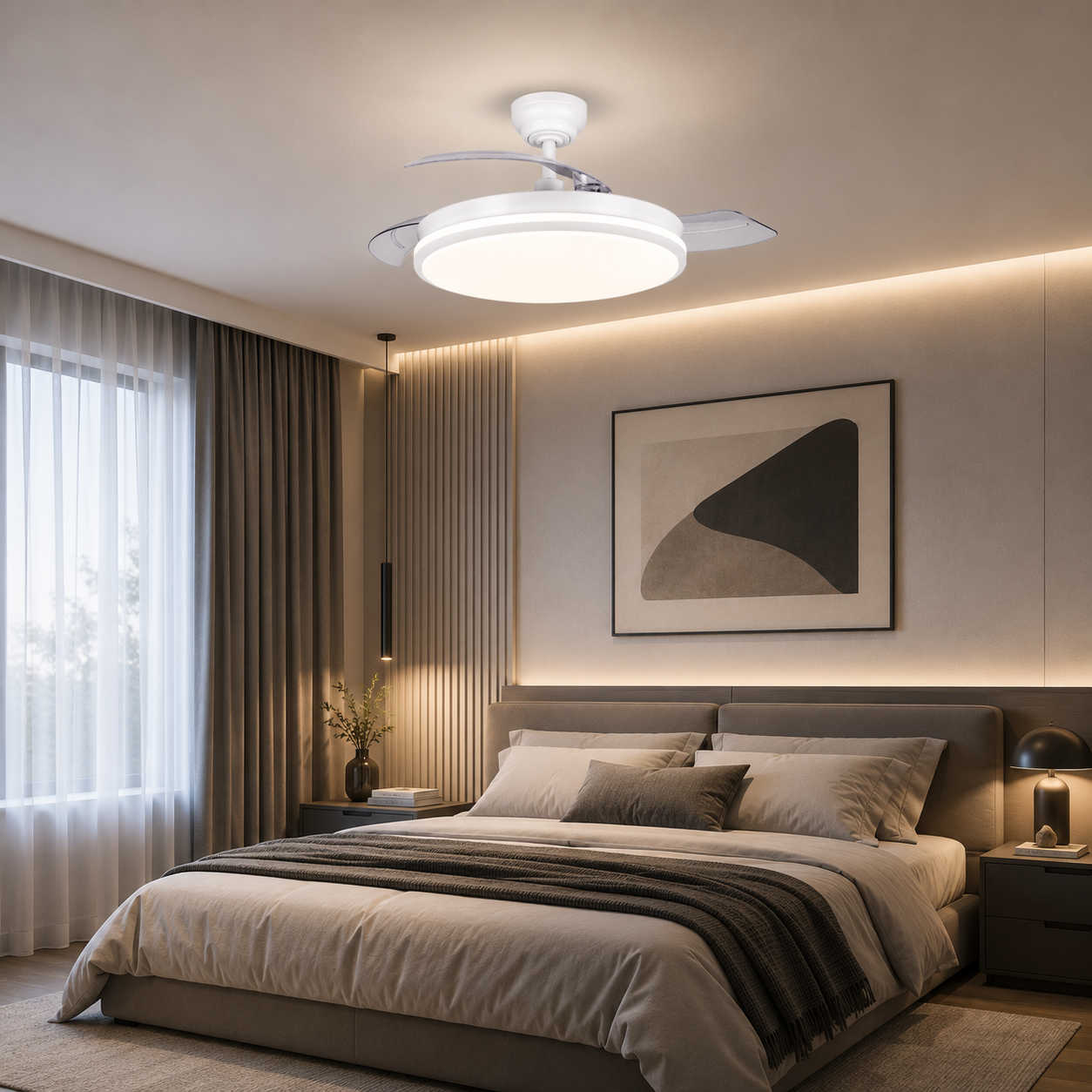 Geniş yataklı, sanat eserli ve gizlenebilir vantilatör kanatlı modern tavan lambasına sahip konforlu yatak odası.