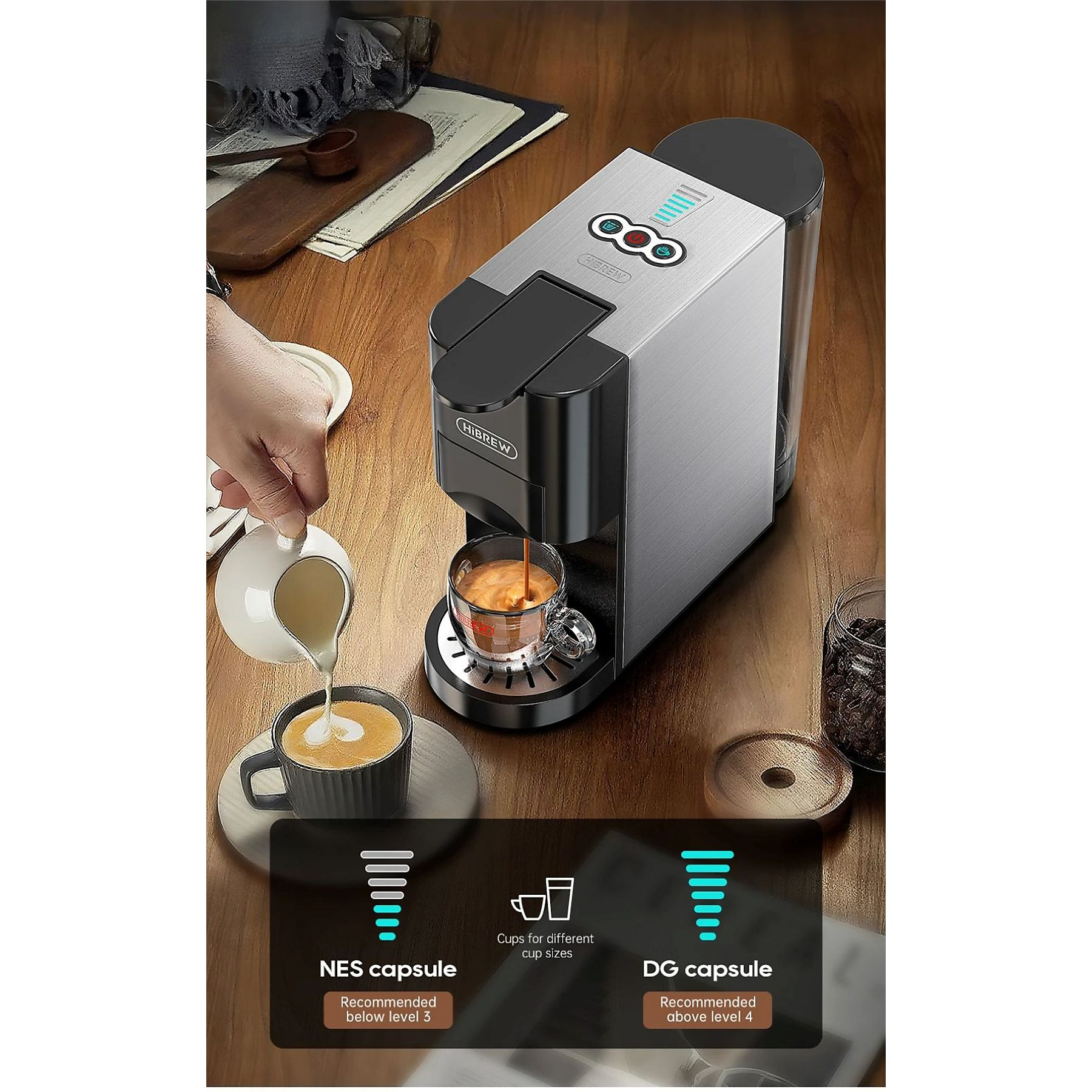 Eine silberne Kaffeemaschine brüht Kaffee, während jemand Milch in eine andere Tasse gießt.