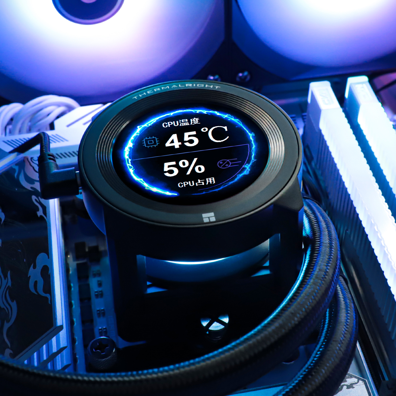 Un refrigerador de CPU redondo en una placa muestra 45°C y 5% de uso en una pantalla iluminada.
