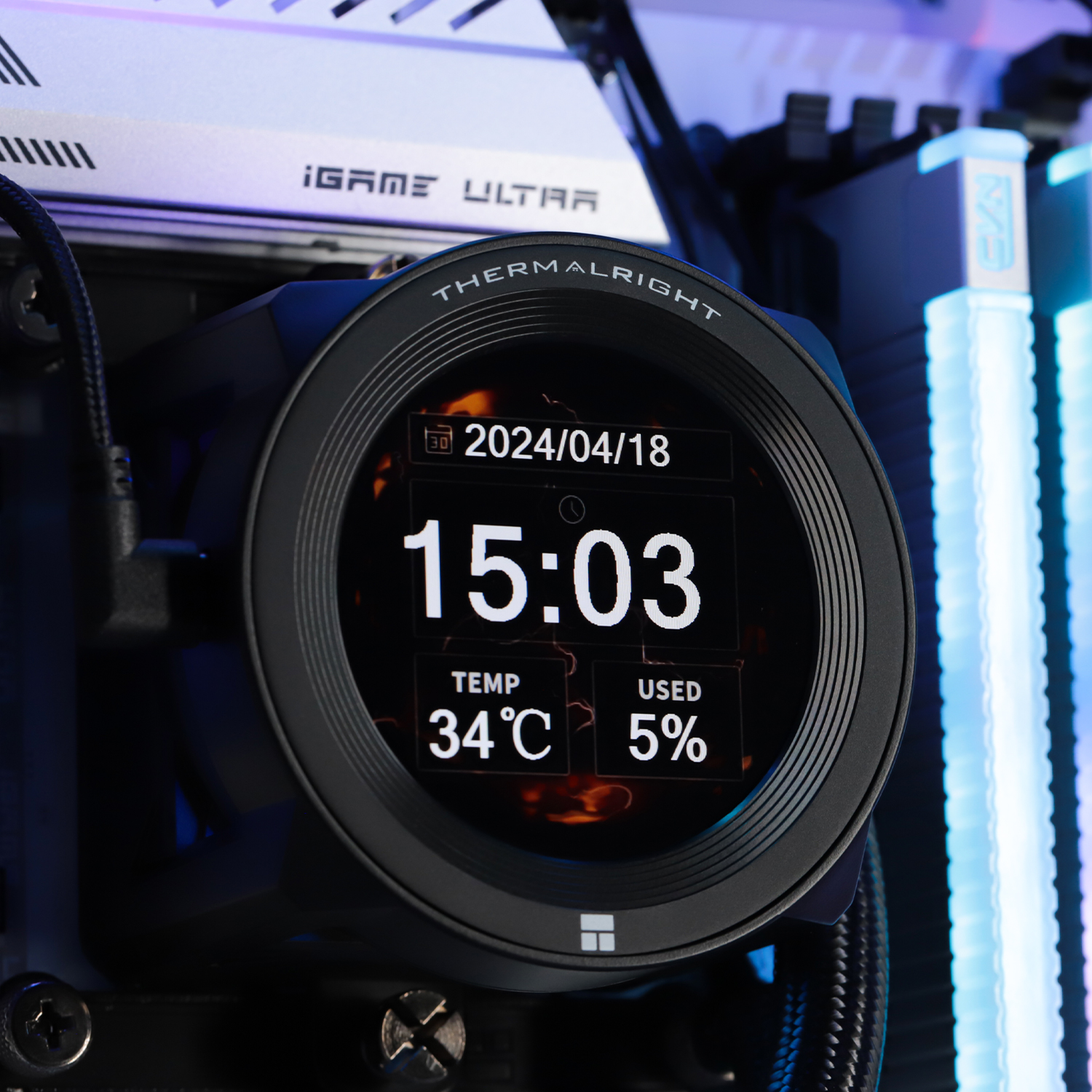 Un disipador de CPU Thermalright redondo muestra la fecha, hora 15:03, temperatura de 34C y 5% de uso en un PC.