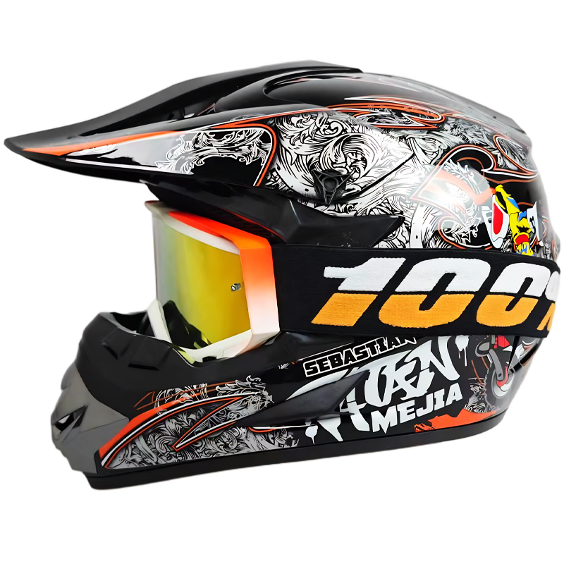 Casco de motocross negro con patrones naranjas y blancos, lentes amarillos y gafas con la marca 100%.