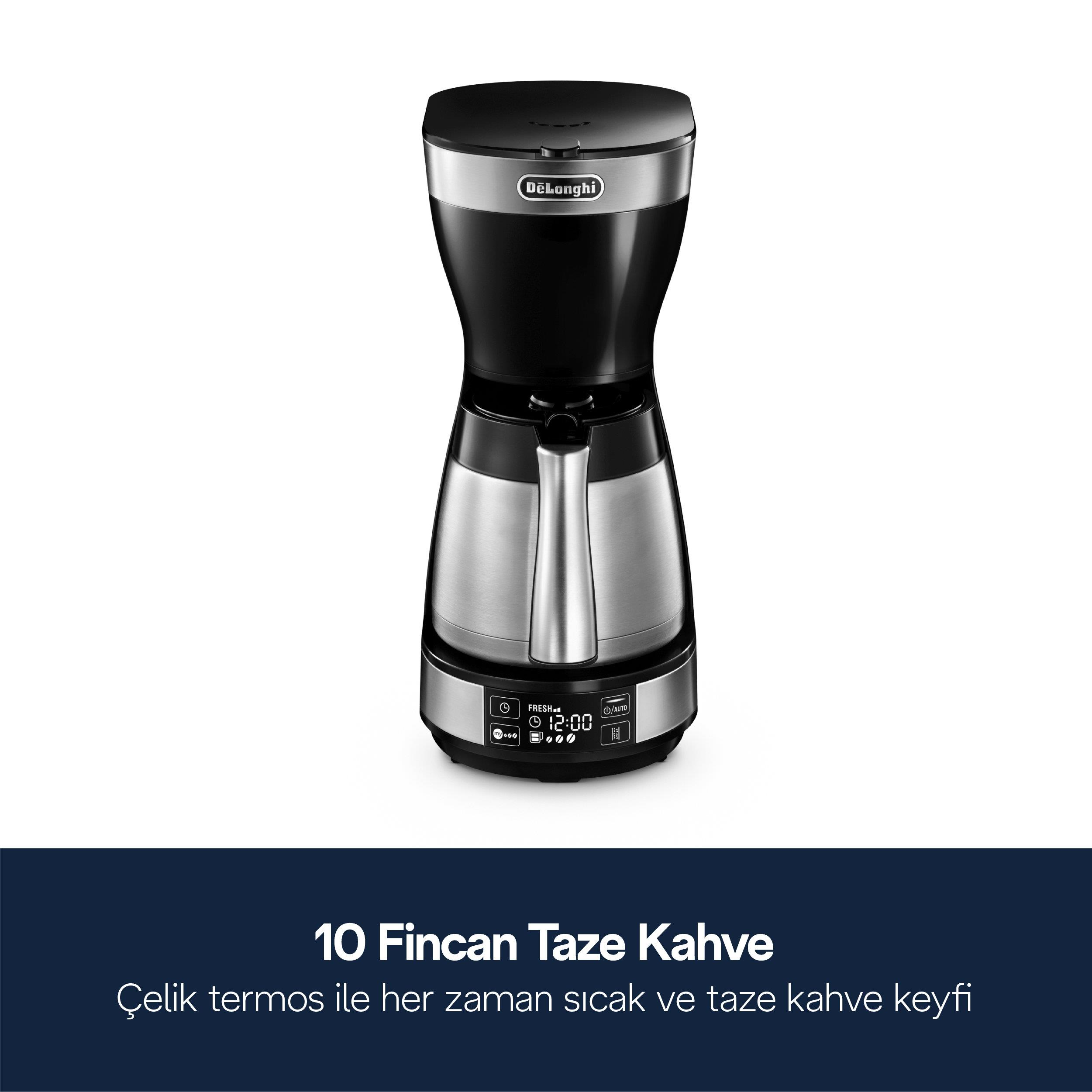 Siyah renkli, çelik termoslu ve dijital ekranlı DeLonghi filtre kahve makinesi, mavi zemin üzerinde.