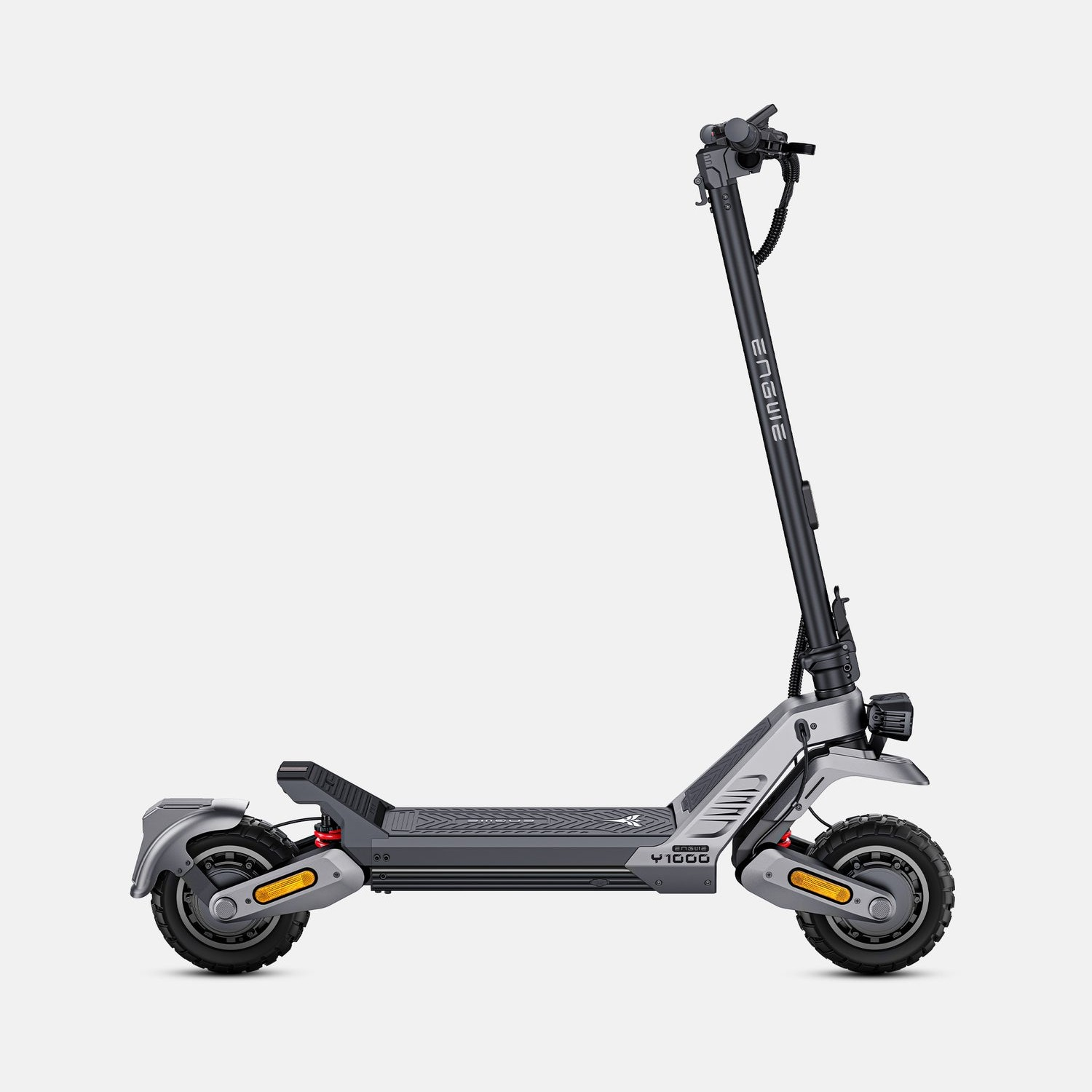 Un patinete eléctrico gris moderno con neumáticos robustos, doble suspensión y plataforma ancha sobre fondo claro.