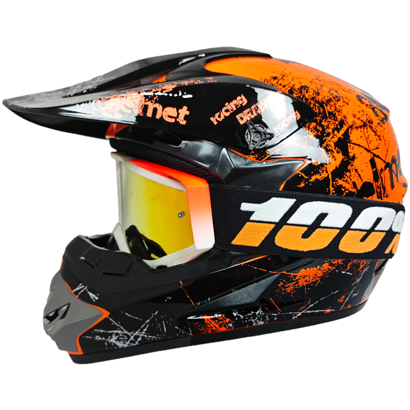 Un casco de motocross negro y naranja con gafas a juego, gráficos llamativos y el número 100 en la correa.