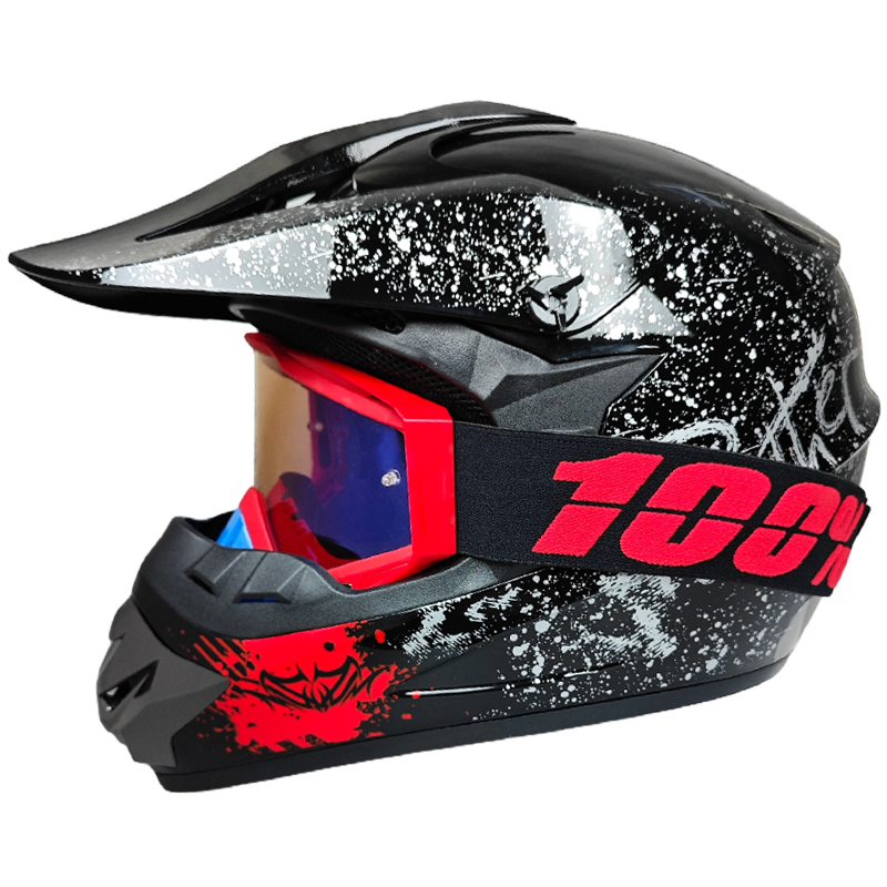Casco de motocross negro con salpicaduras blancas, detalles rojos y gafas rojas 100% sobre fondo blanco.