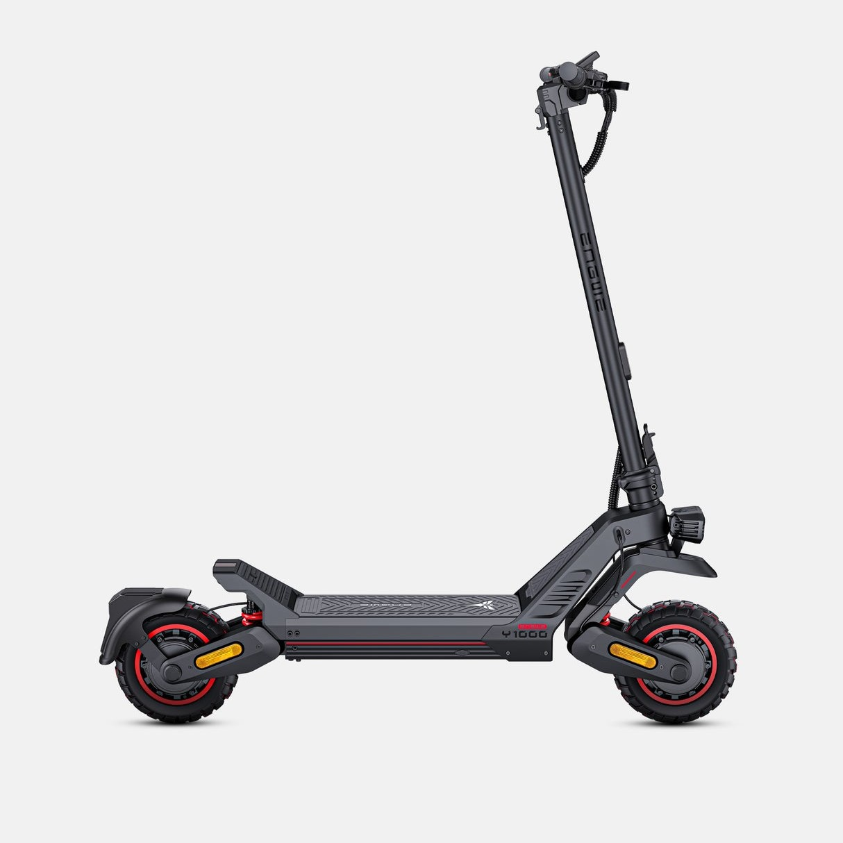 Un patinete eléctrico negro con detalles rojos en las ruedas y una plataforma ancha sobre fondo blanco.