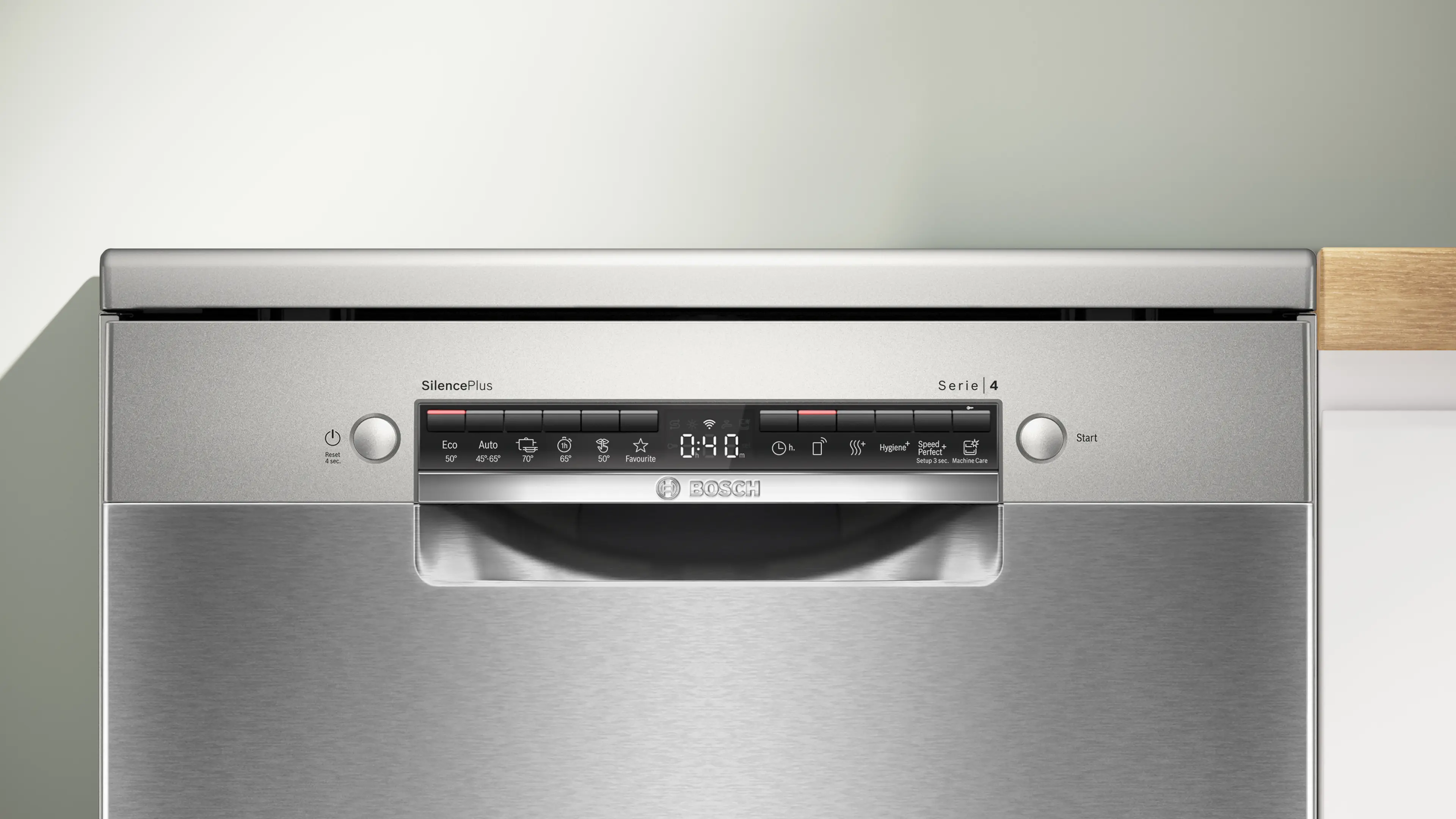 Pannello di controllo di una lavastoviglie argentea Bosch Serie 4 con display digitale.