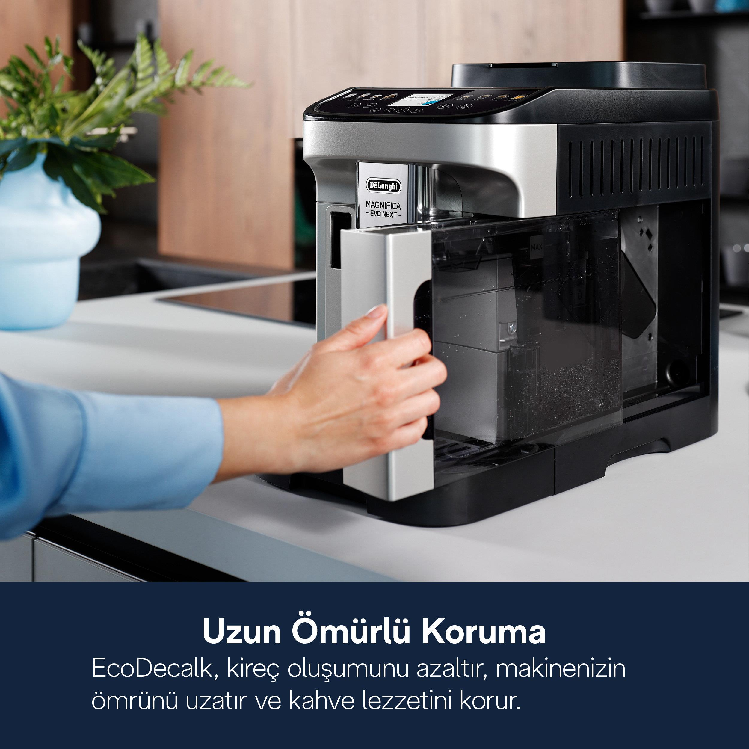 Una mano estrae il serbatoio dell'acqua di una macchina da caffè DeLonghi argentata su un bancone.