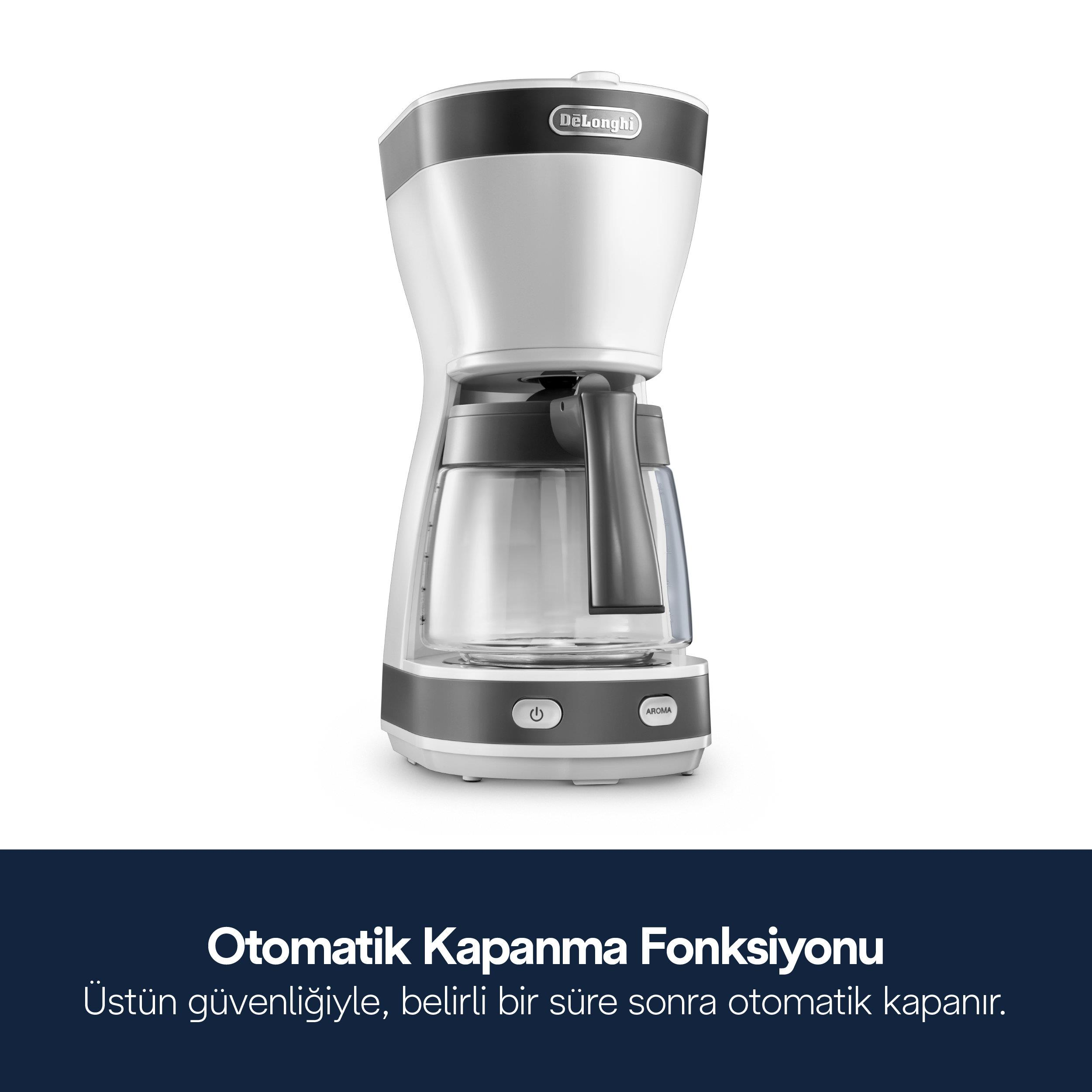 Beyaz arka planda cam sürahili beyaz ve gri DeLonghi filtre kahve makinesi.