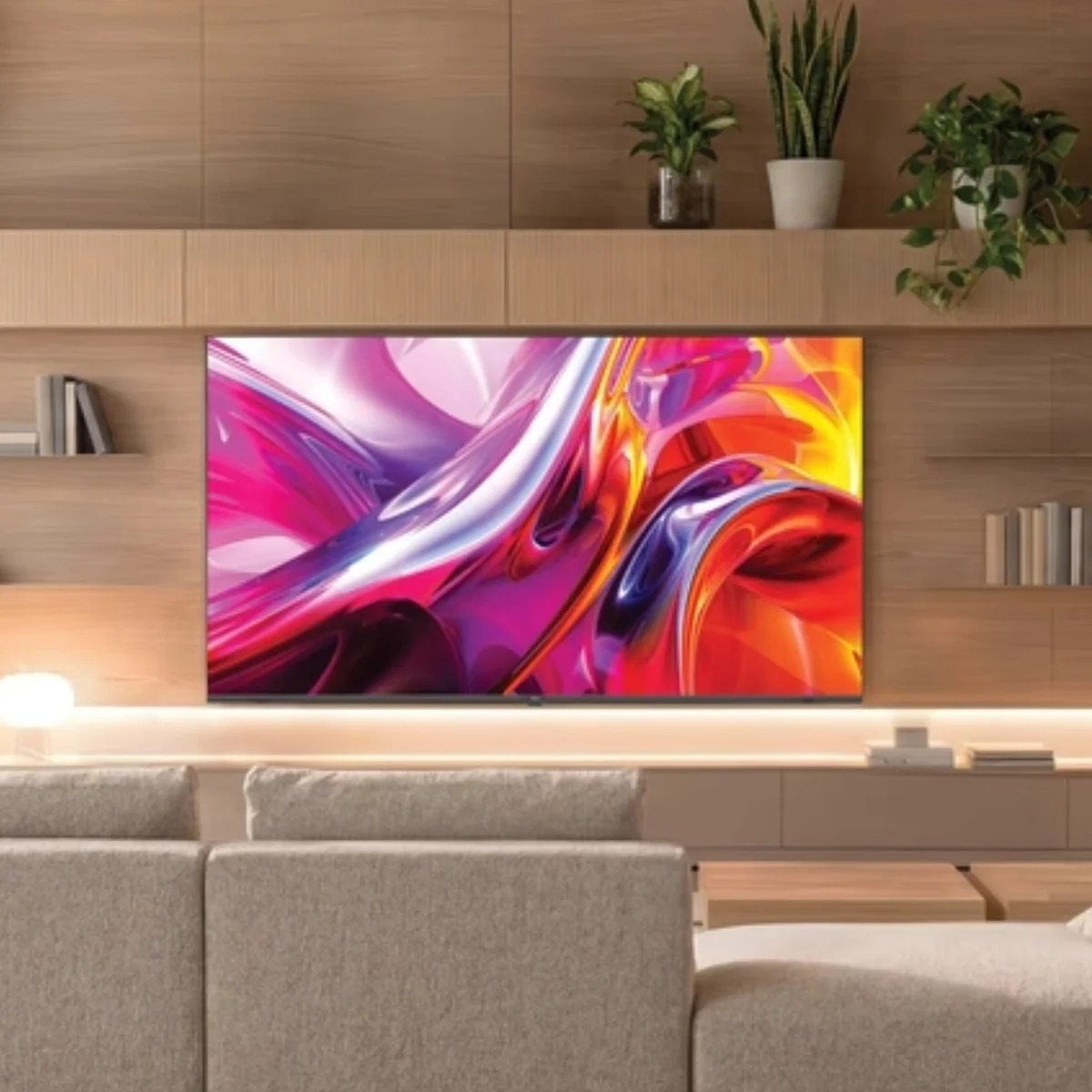 Un soggiorno con TV che mostra arte astratta, pareti in legno, piante in vaso e un divano.