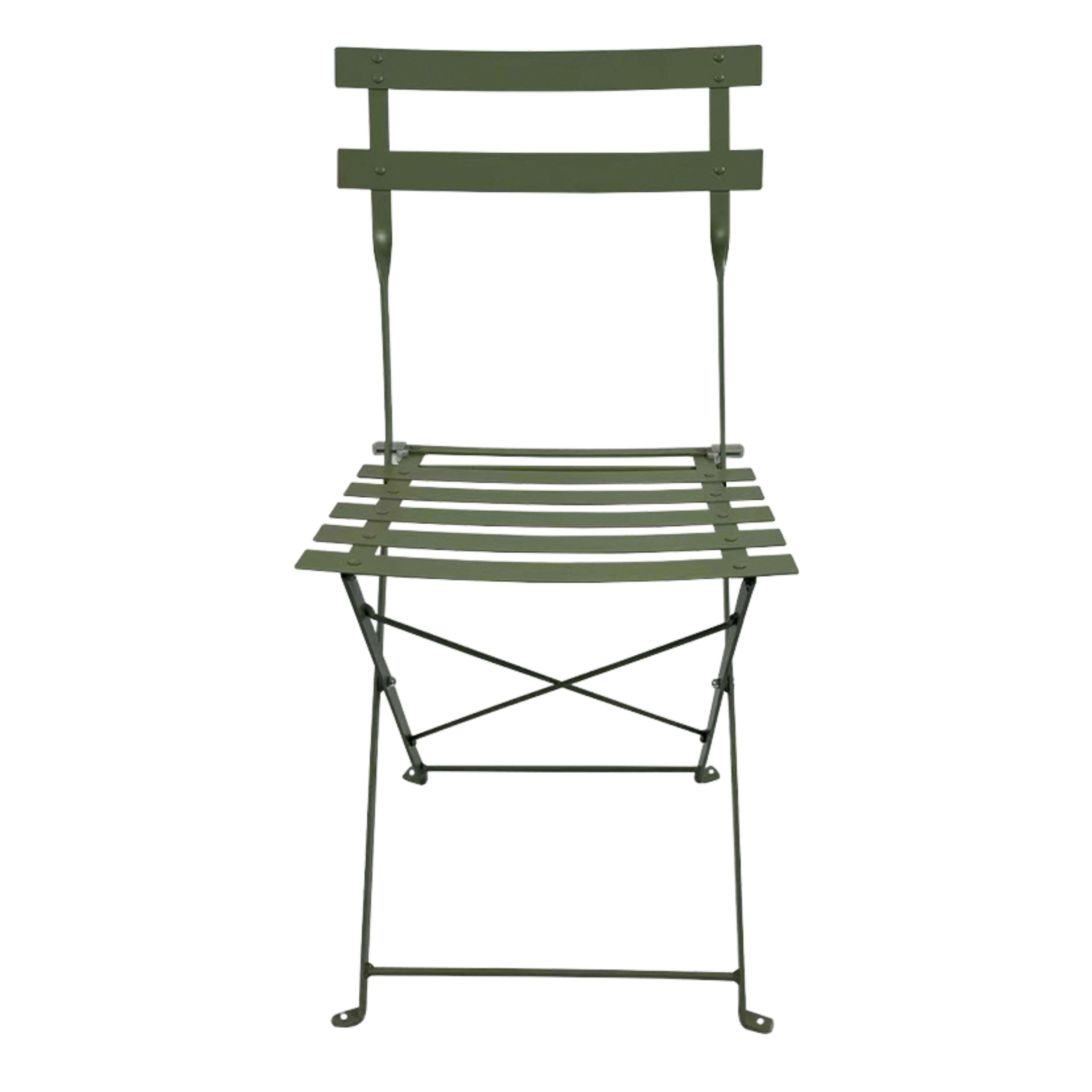 Una silla de bistró de metal plegable verde con asiento y respaldo de listones sobre fondo blanco.