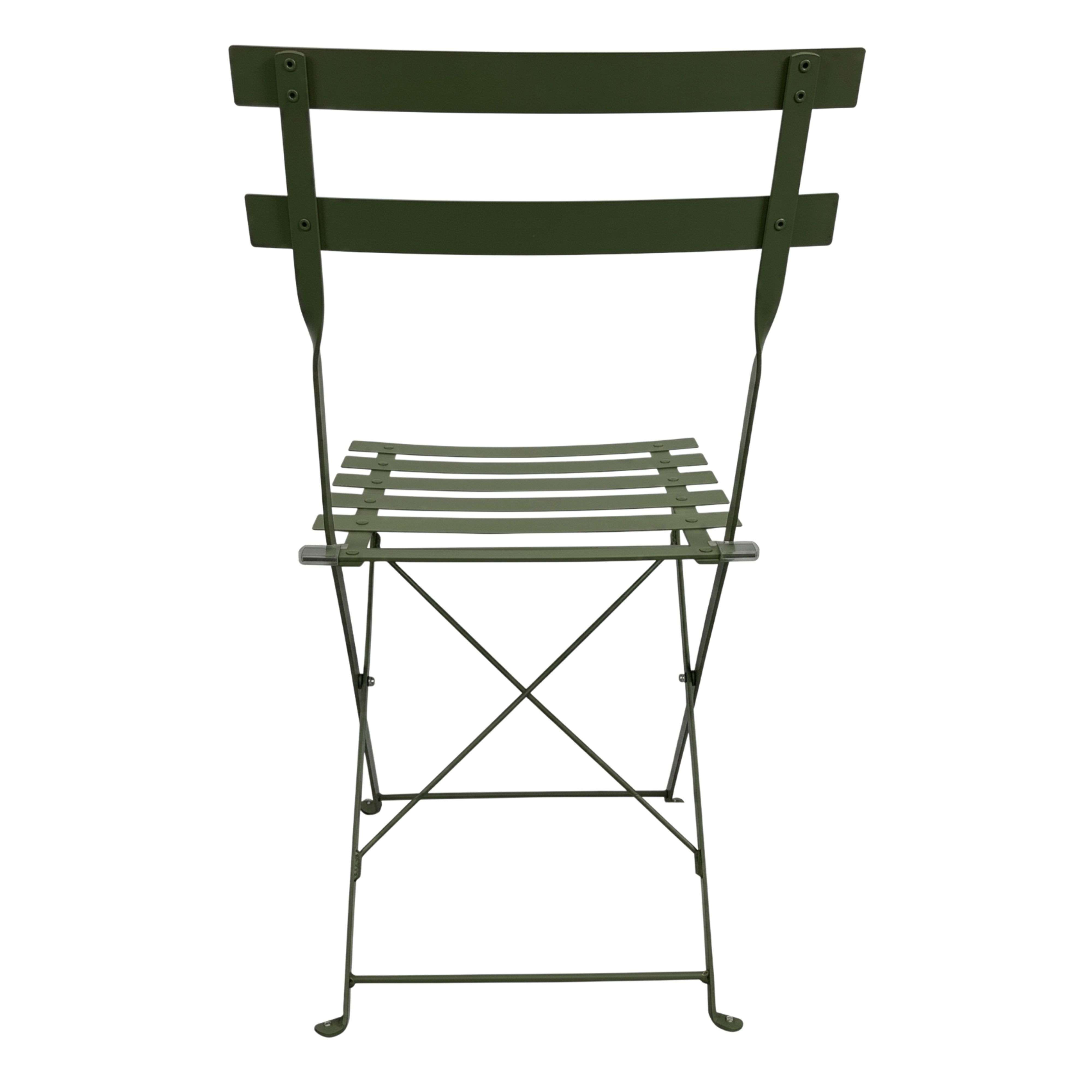 Una silla plegable de metal verde con dos respaldos curvos y asiento de listones sobre fondo blanco.