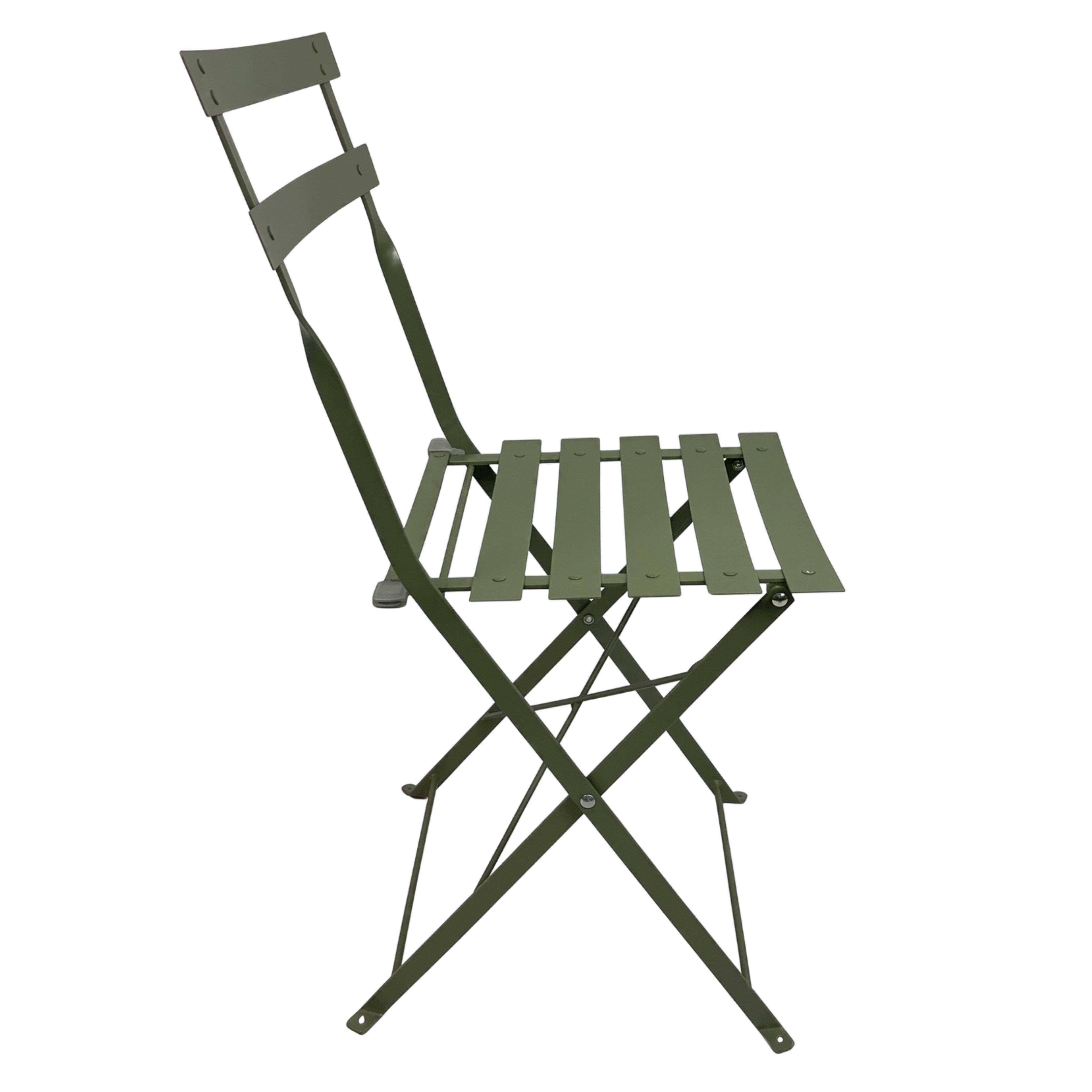 Una silla plegable de metal verde oliva se encuentra aislada sobre fondo blanco.