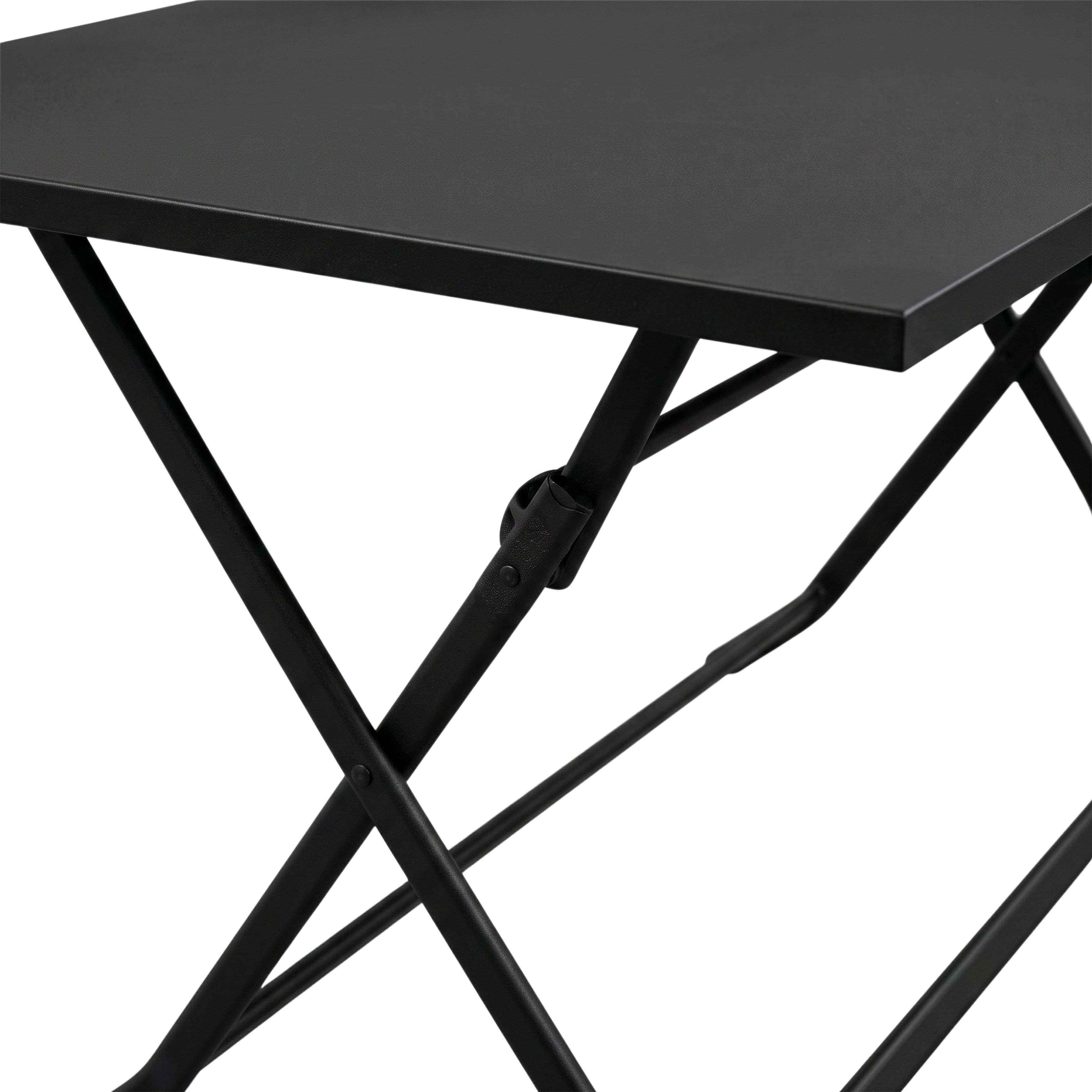 Primer plano de una mesa plegable negra con patas de metal cruzadas y superficie lisa sobre fondo blanco.