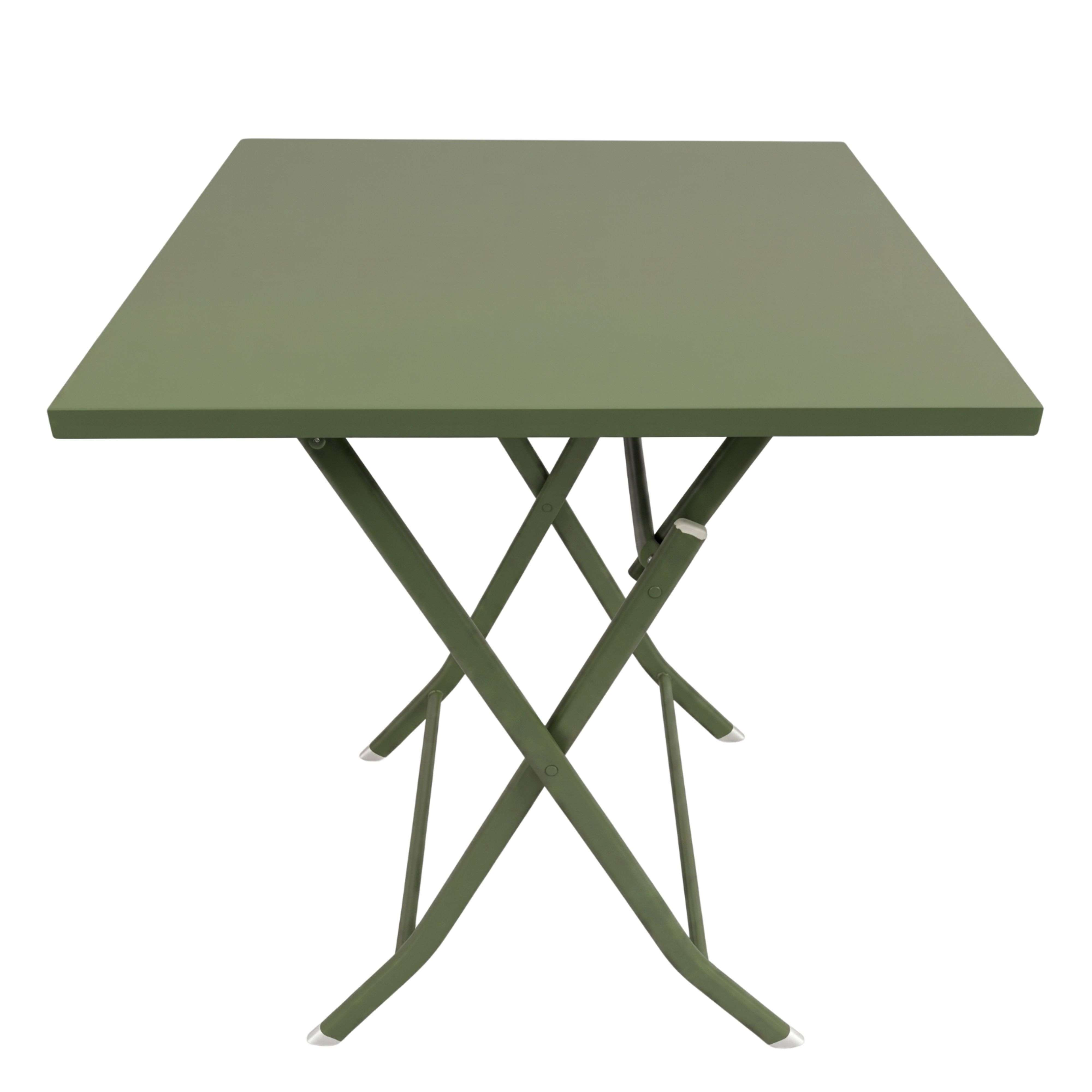 Una mesa plegable verde oliva con tablero cuadrado y patas de metal en forma de X sobre fondo blanco.