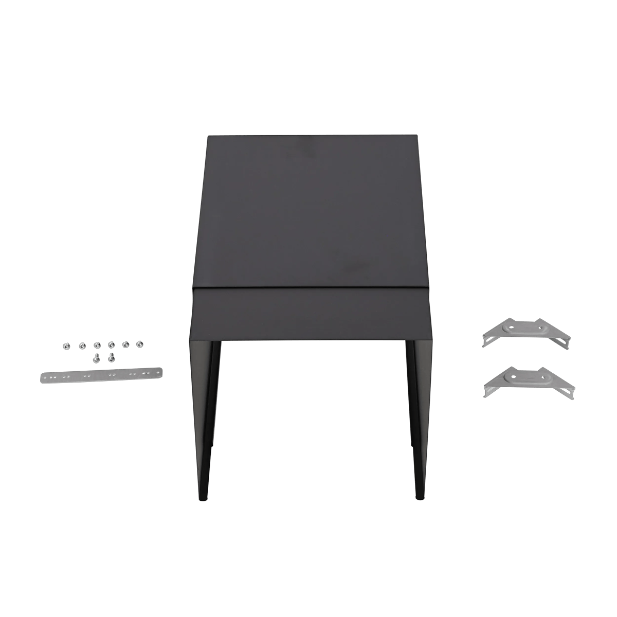 Una carcasa de metal negro flanqueada por tornillos de metal, un soporte y dos soportes de montaje sobre fondo negro.