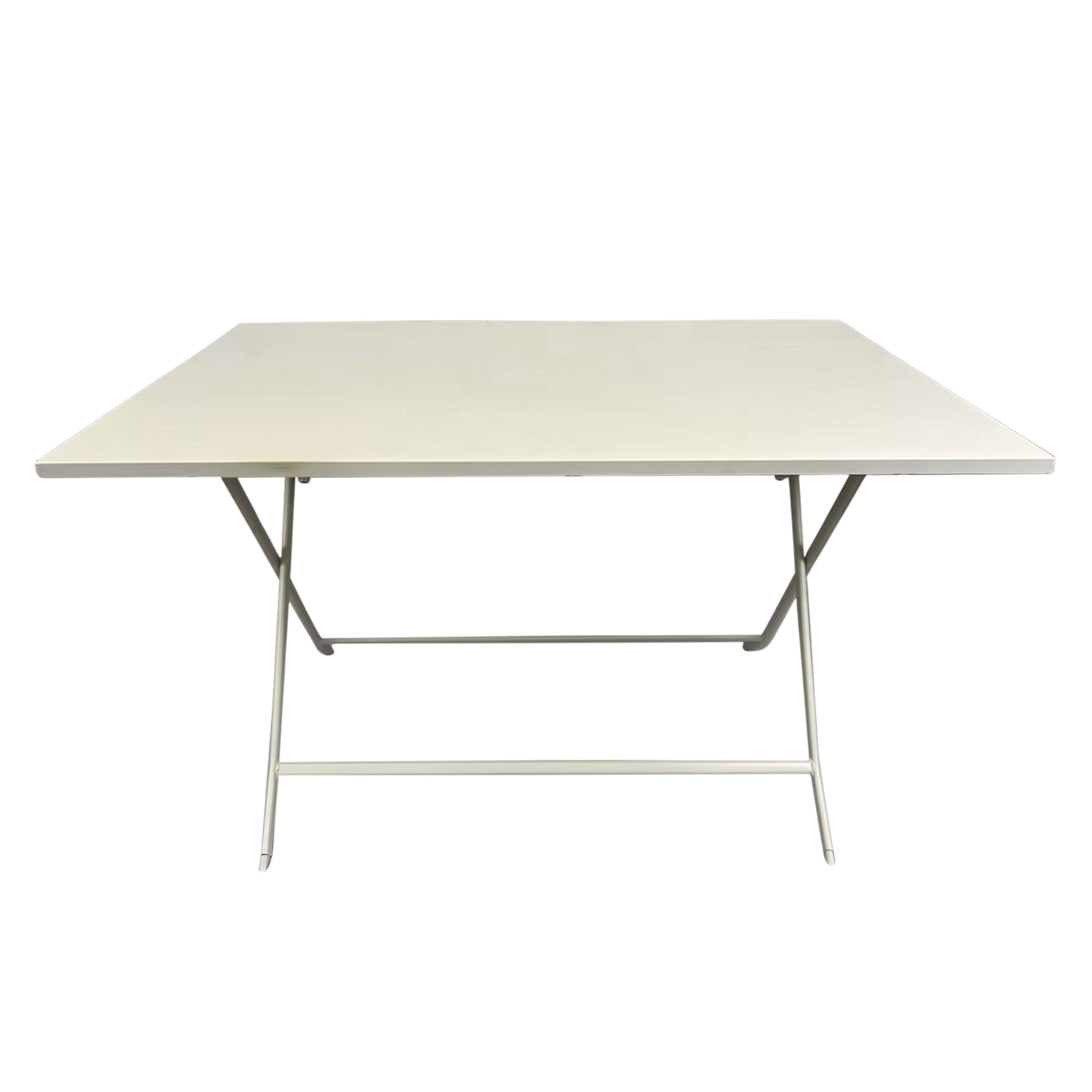 Una mesa plegable cuadrada blanca con patas de metal gris sobre fondo blanco.