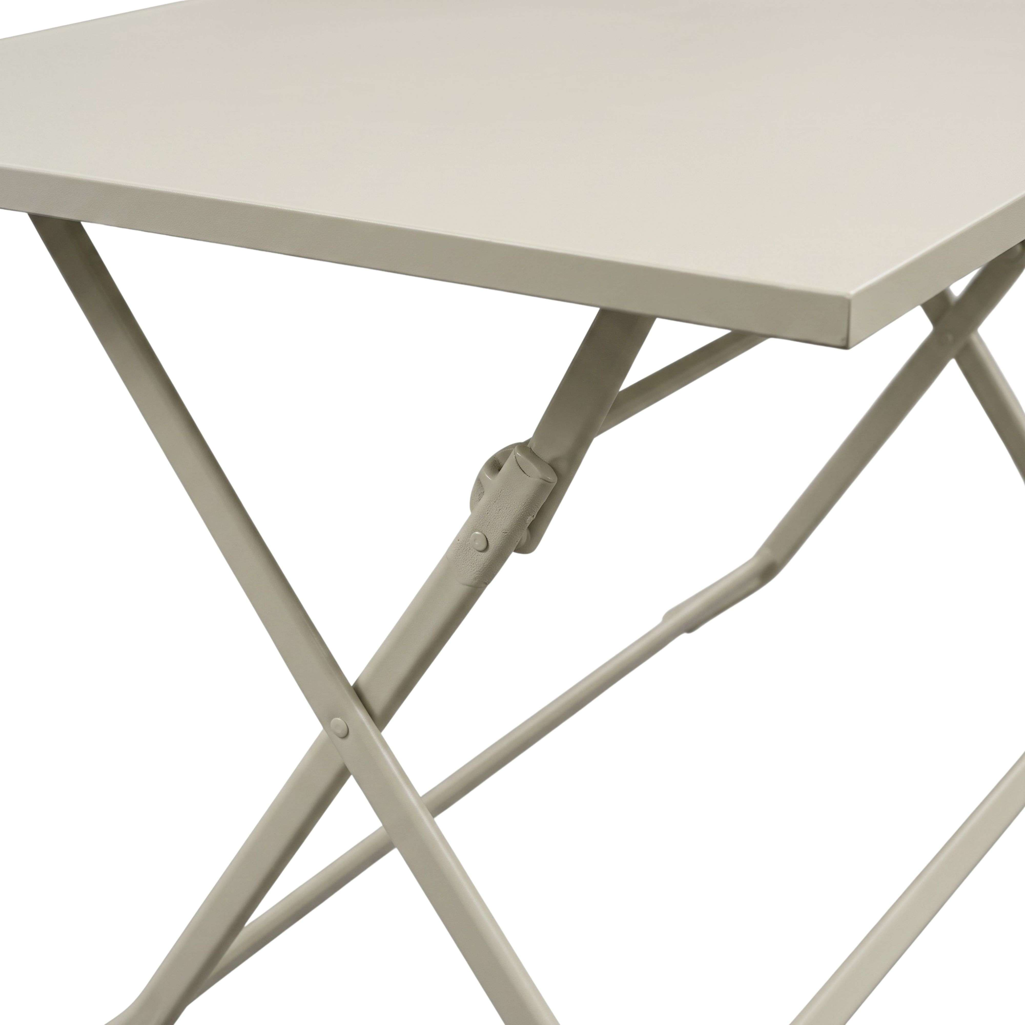 Una mesa plegable de color claro con patas de metal sobre fondo blanco.