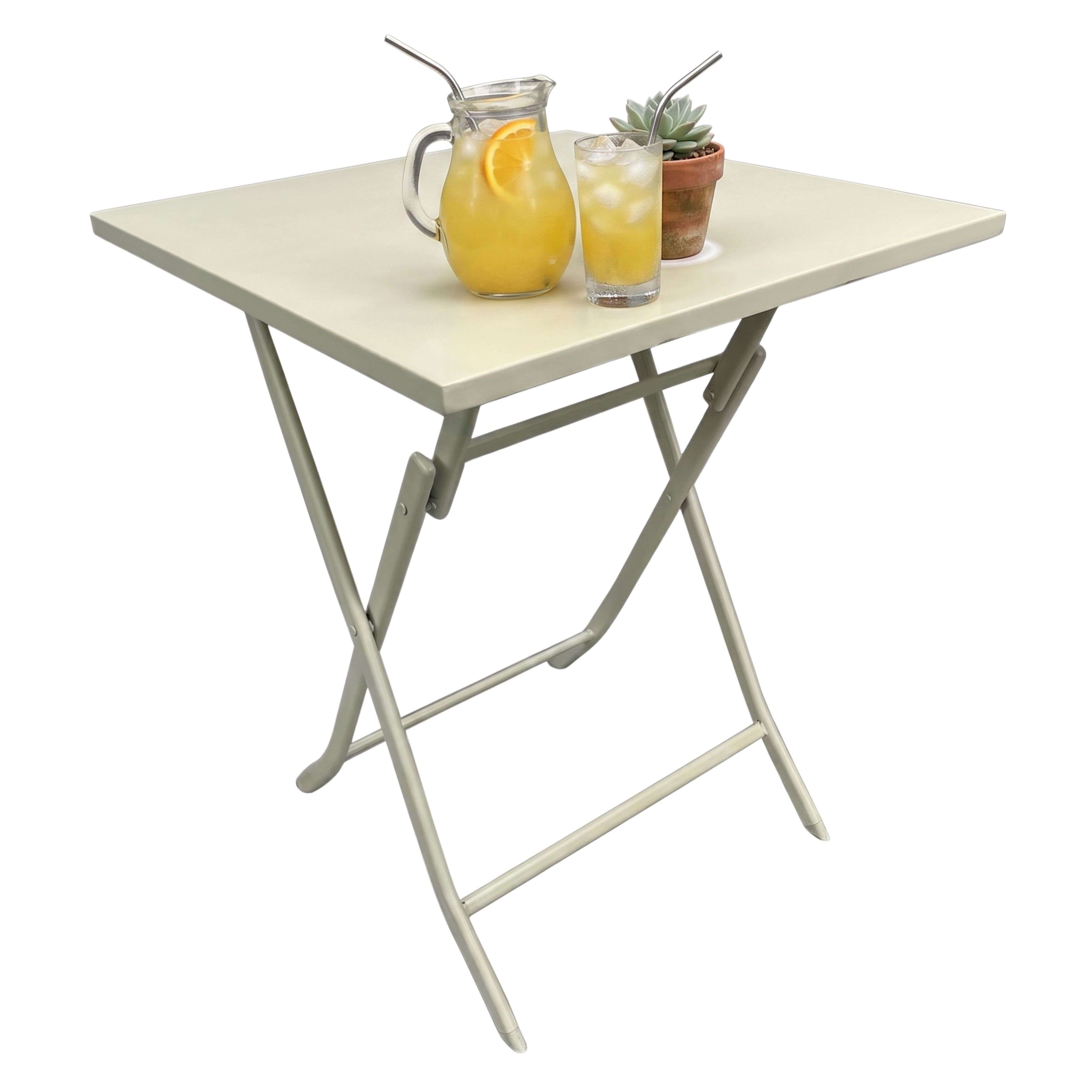 Una mesa plegable beige con una jarra de jugo, un vaso de jugo y una planta en maceta.