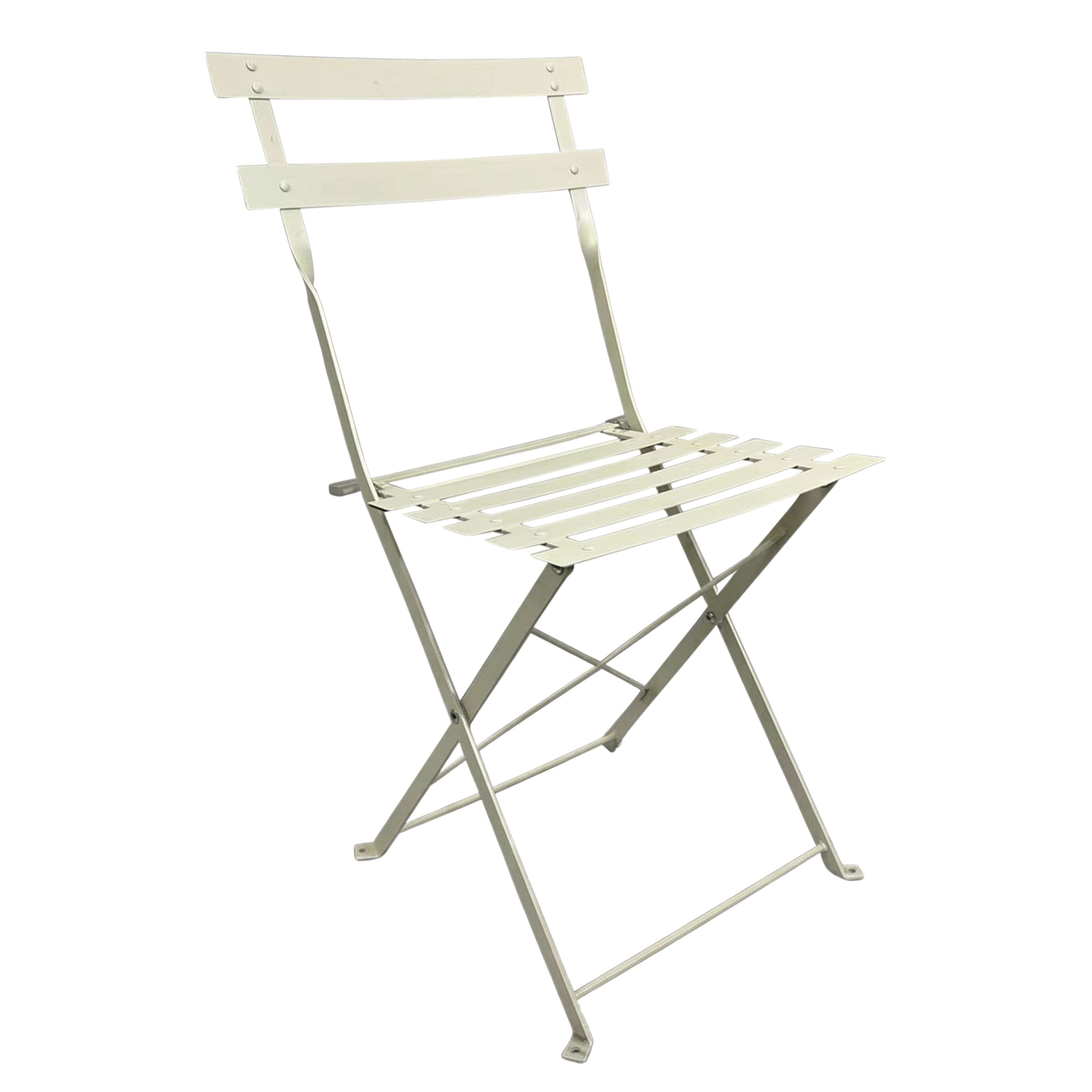 Una silla plegable de metal blanco sobre fondo blanco.