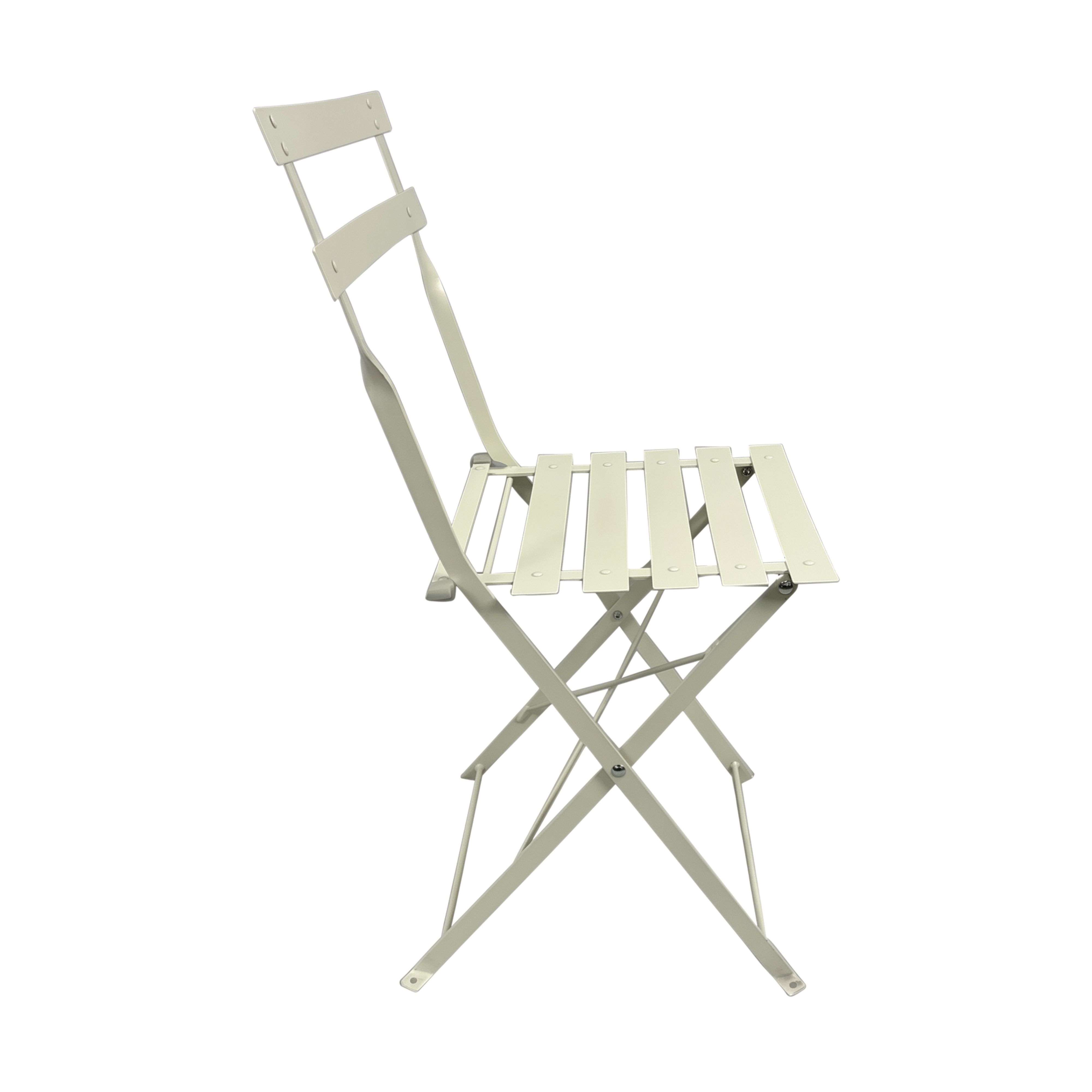 Una silla plegable de metal beige vista de lado sobre un fondo blanco.
