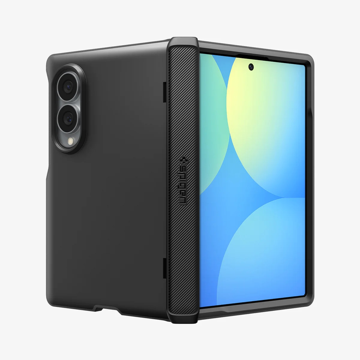 Un téléphone pliable noir dans une coque de protection avec caméra arrière visible et écran allumé.