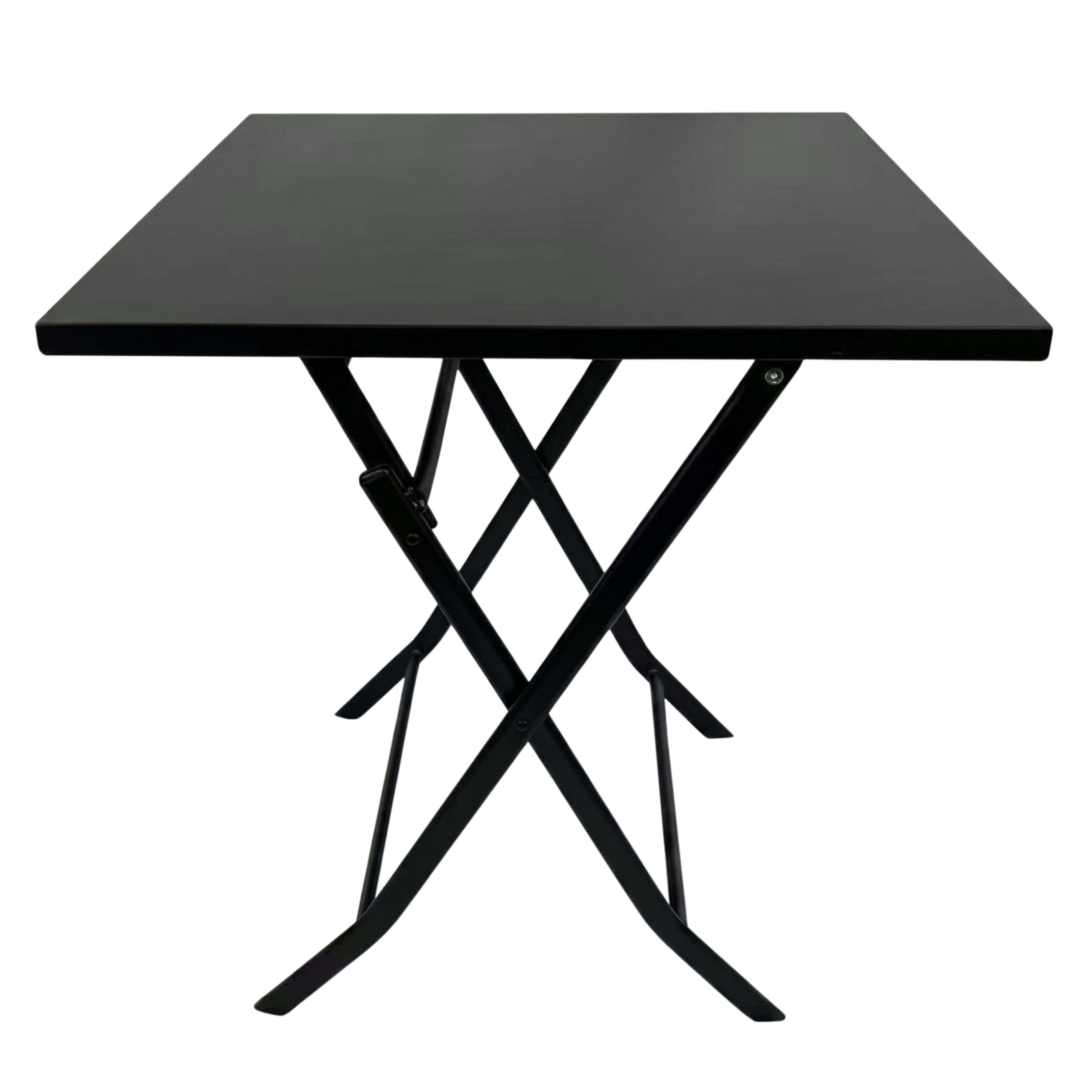 Una mesa plegable negra con tapa cuadrada y patas de metal cruzadas sobre fondo blanco.