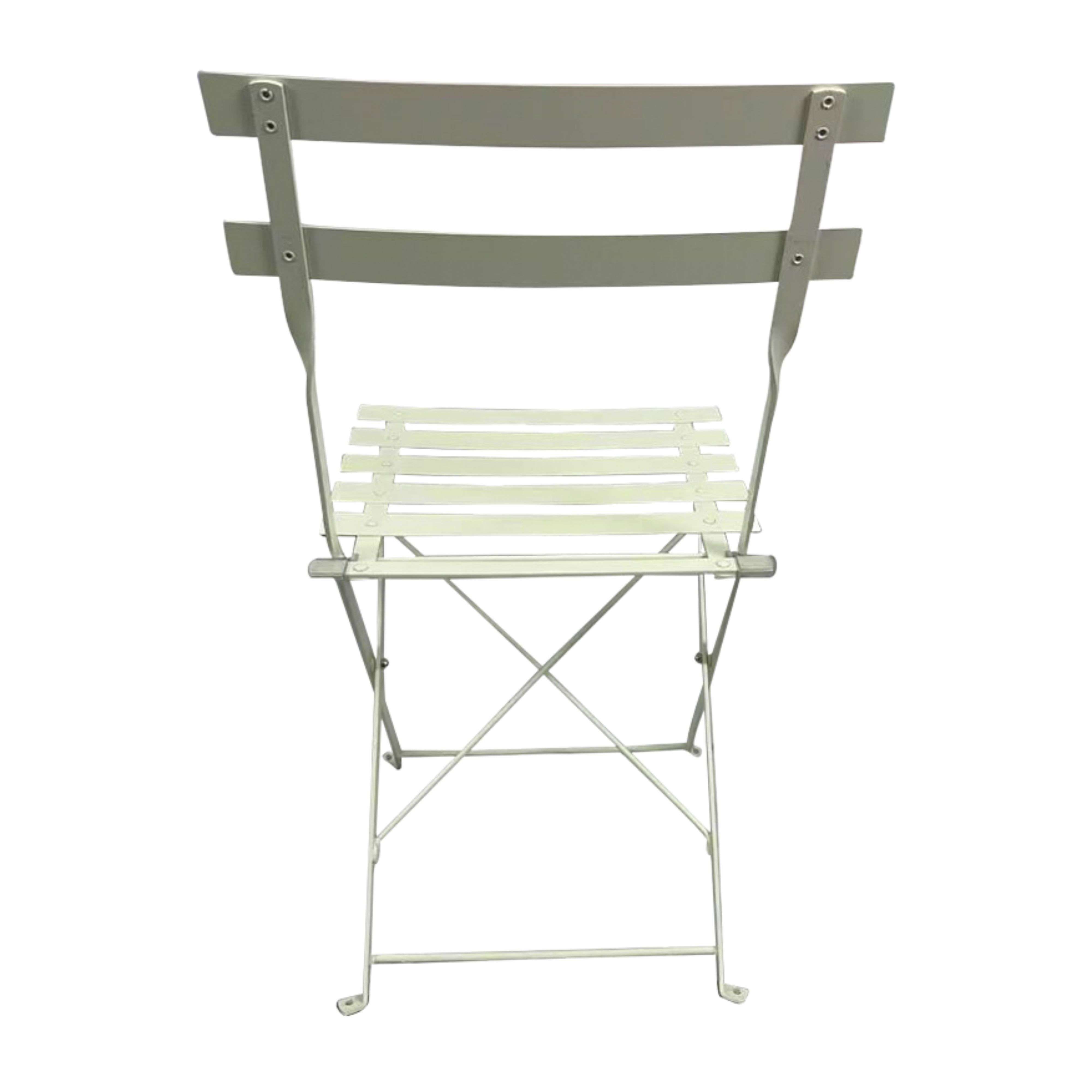 Se muestra una silla plegable de metal blanco desde atrás, con dos listones en el respaldo y travesaños.