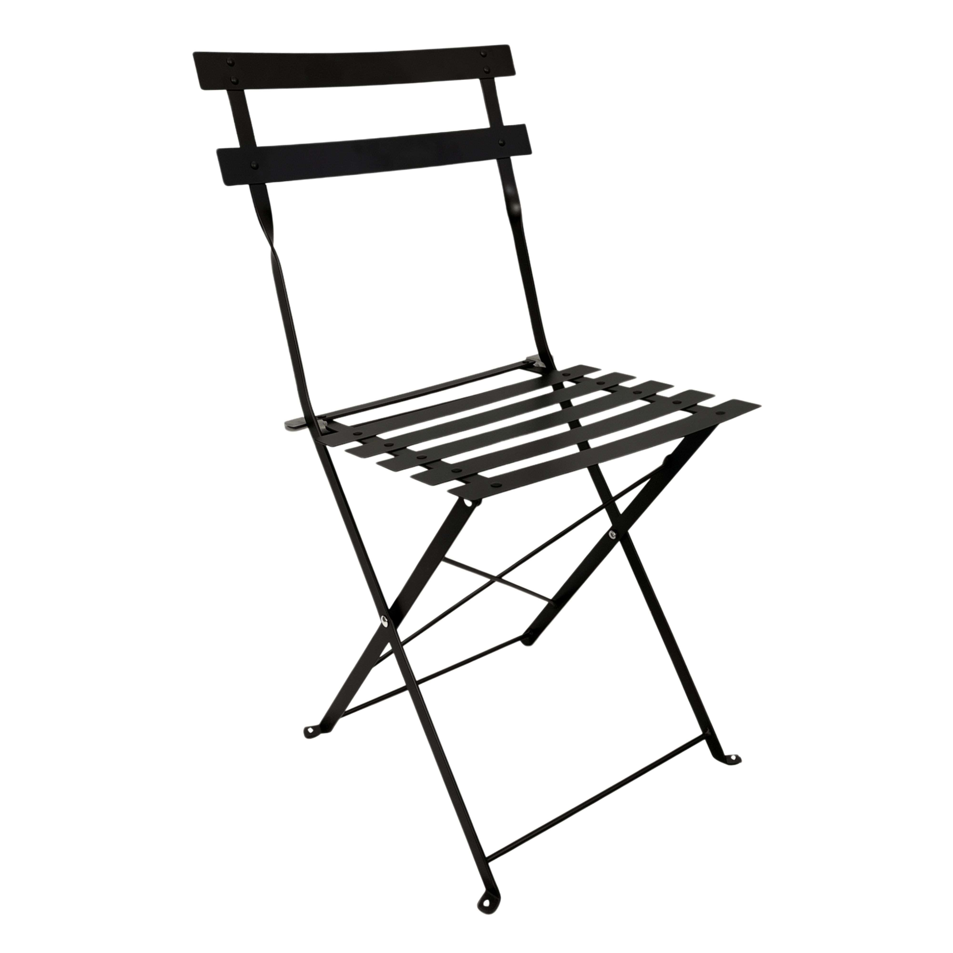Una silla plegable de metal negro con listones horizontales en el asiento y respaldo sobre fondo blanco.