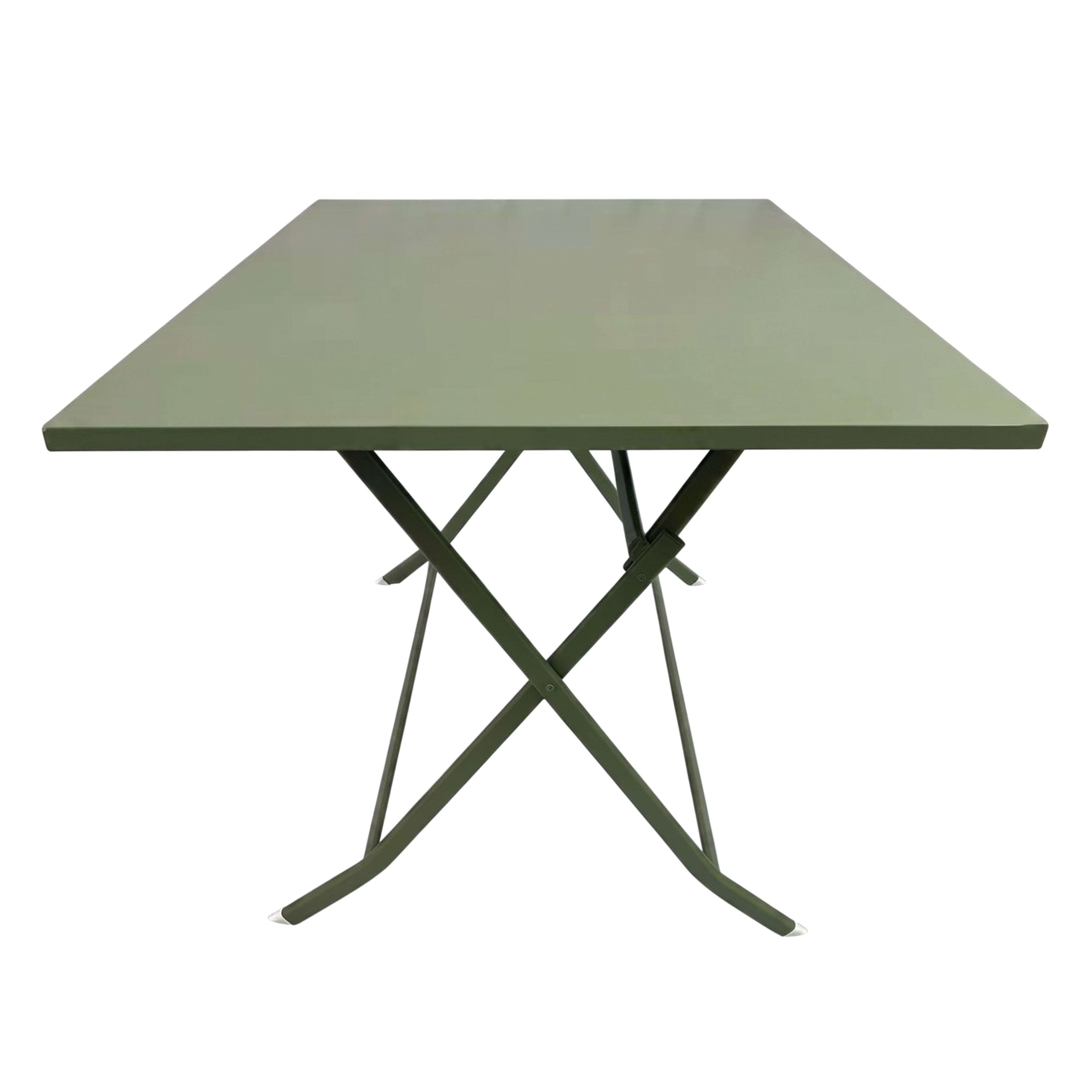 Una mesa plegable verde oliva con estructura metálica sobre fondo blanco.