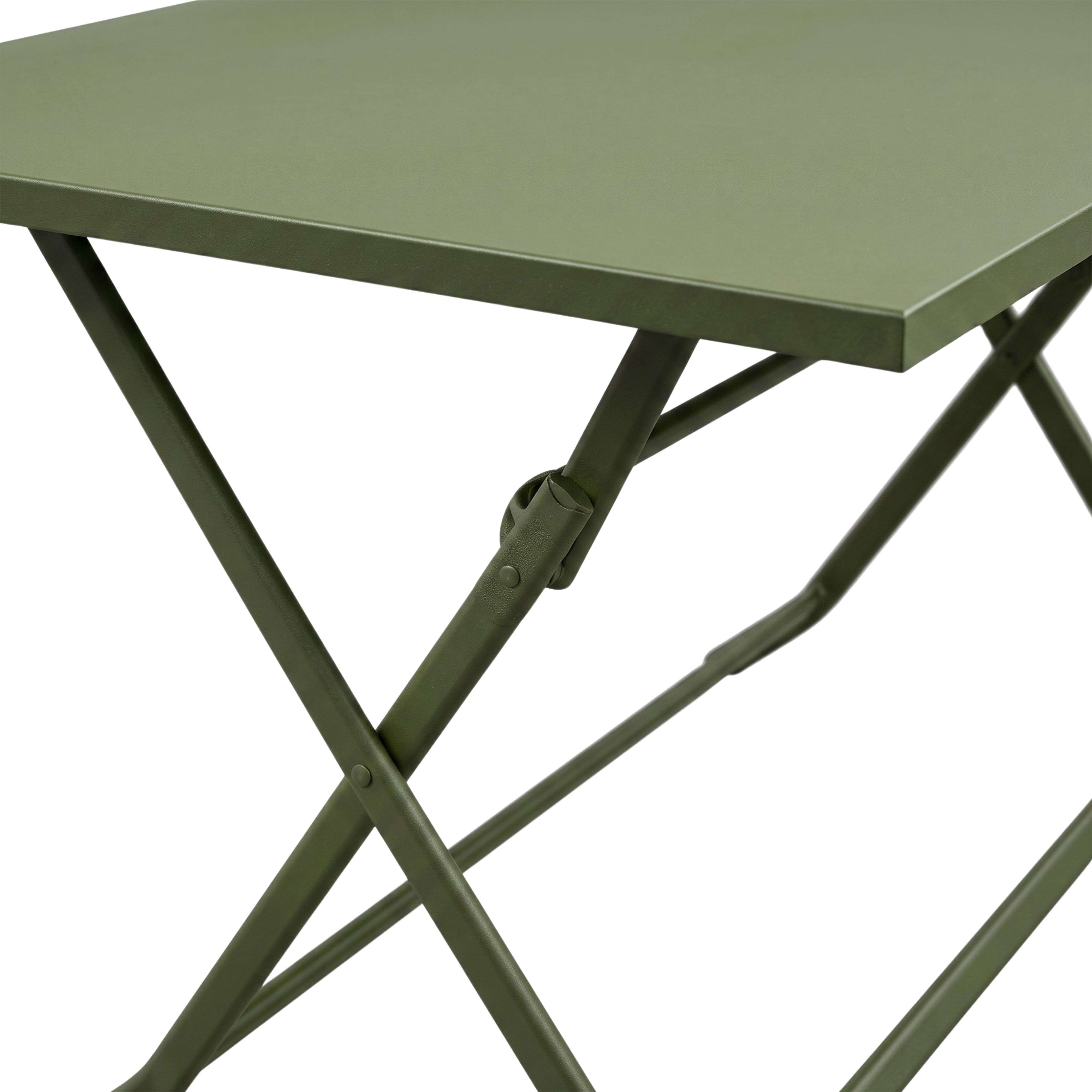 Una mesa plegable verde oliva con estructura de metal sobre fondo blanco.