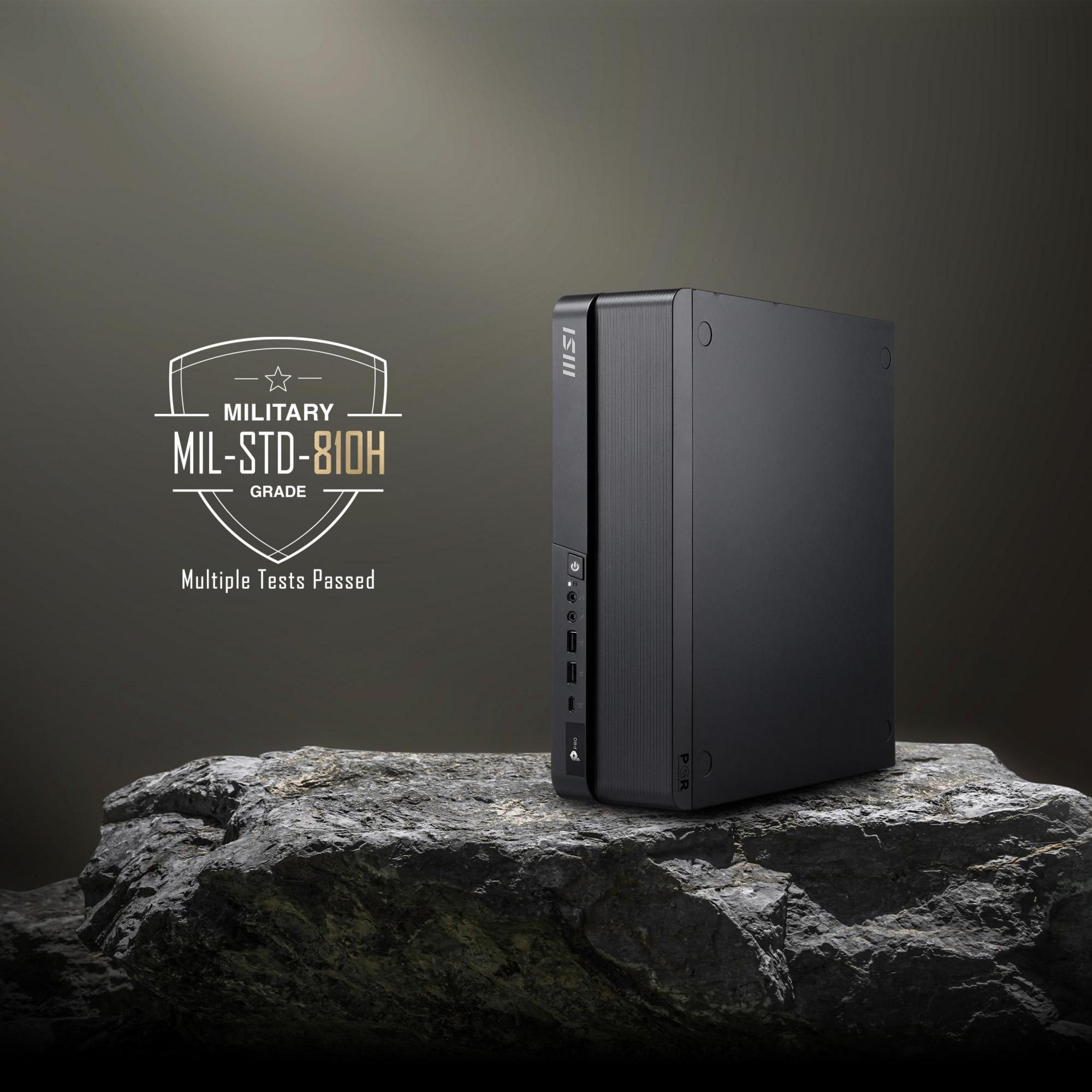 Ein schwarzer MSI-Mini-PC auf einem grauen Felsen vor dunklem Hintergrund mit einem Militär-Zertifizierungs-Logo.