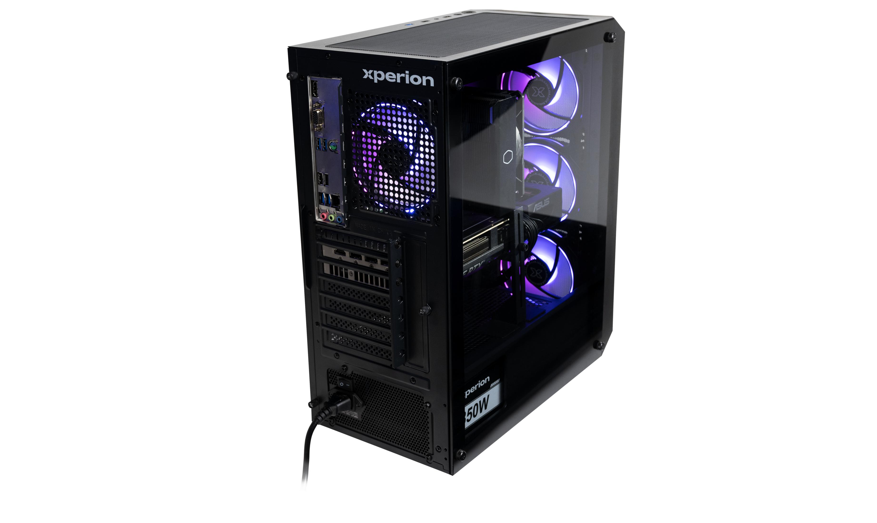 Schwarzes Xperion PC-Gehäuse mit Glasseite, blau beleuchteten Lüftern und sichtbaren internen Komponenten.