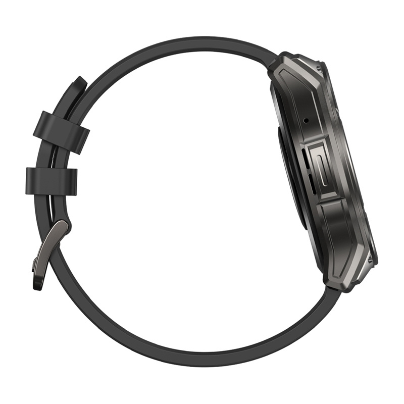 Vista laterale di uno smartwatch nero con cassa robusta e cinturino in silicone su sfondo bianco.