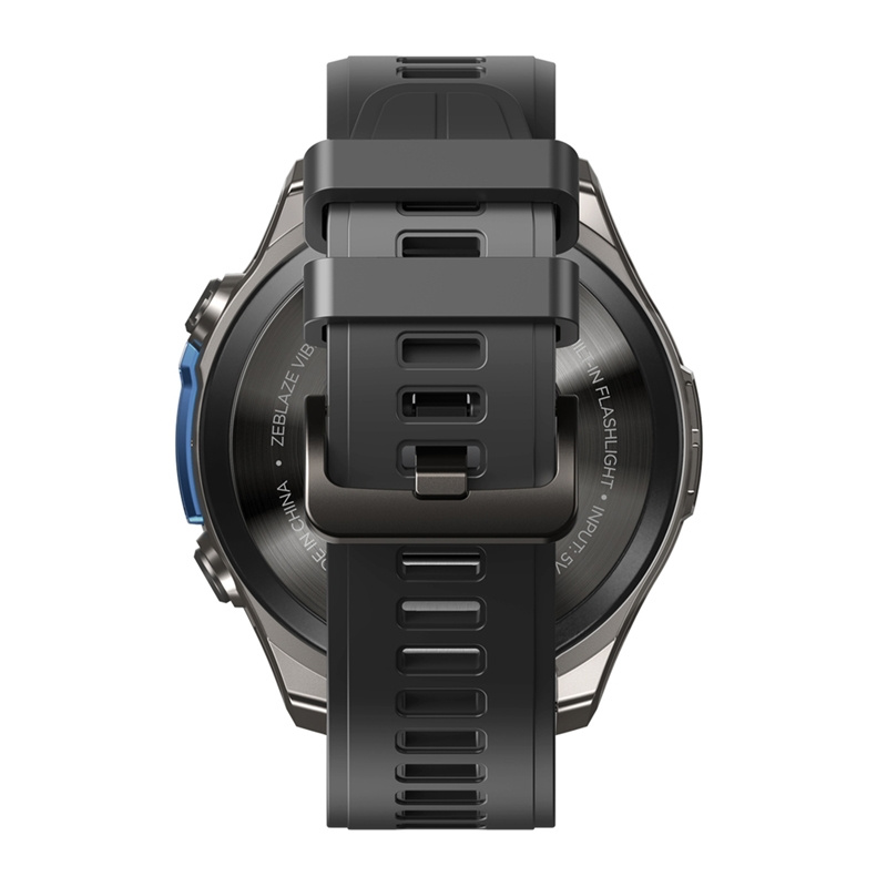 Vista posteriore di uno smartwatch nero con cinturino in gomma e fibbia in metallo.