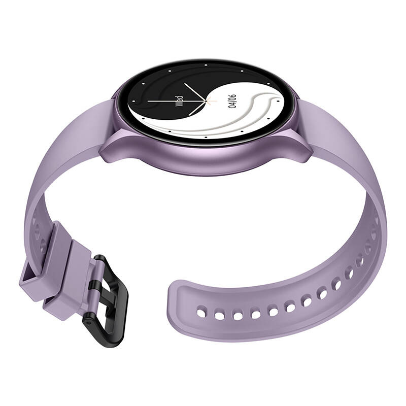 Uno smartwatch viola con quadrante rotondo, fibbia nera e display stile yin-yang su sfondo bianco.