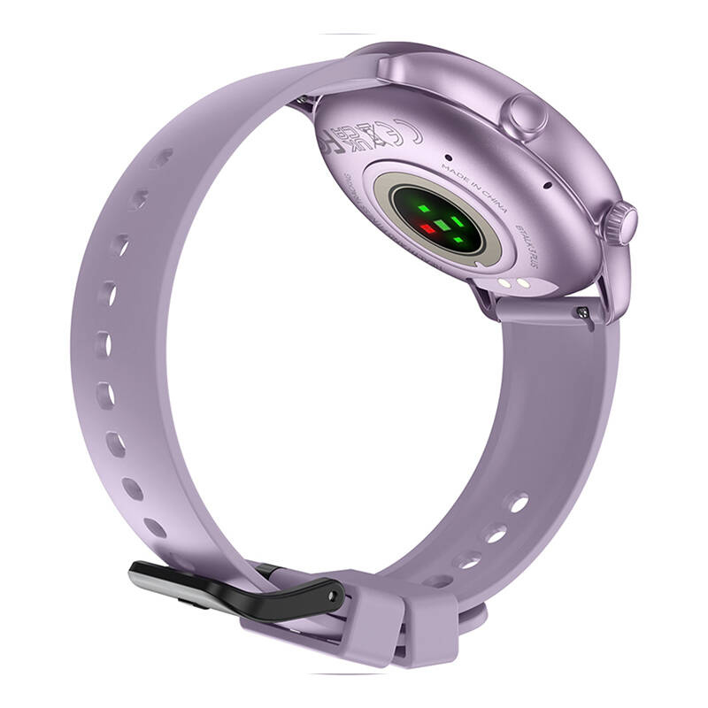 Retro di uno smartwatch viola con sensori e cinturino in gomma su sfondo bianco.