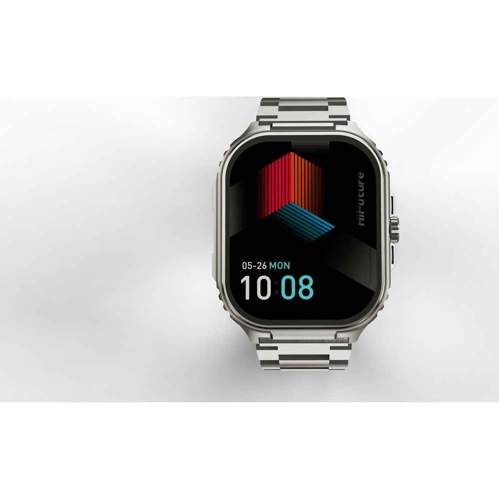 Uno smartwatch argentato con cinturino in metallo e quadrante digitale su sfondo bianco.