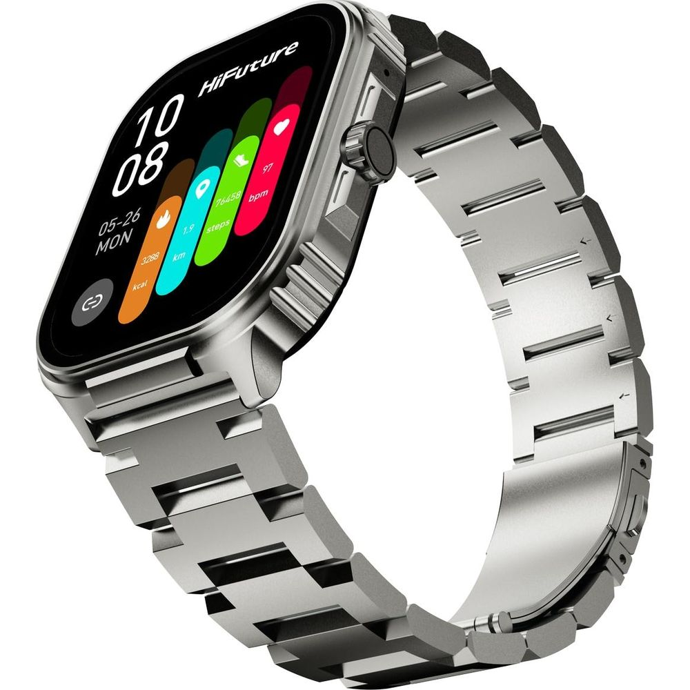 Uno smartwatch argento con cinturino in metallo mostra ora, data e metriche di salute su sfondo bianco.