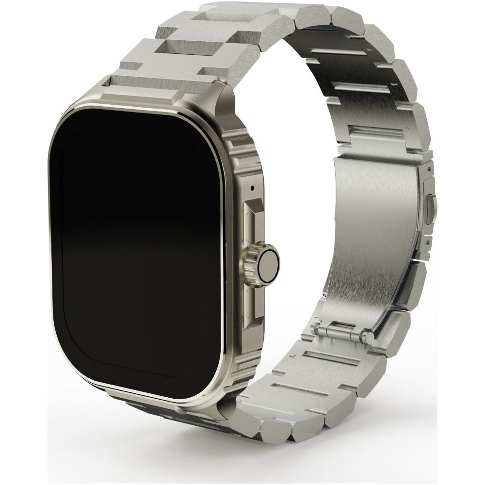 Uno smartwatch argento con schermo nero e cinturino a maglie metalliche su sfondo bianco.