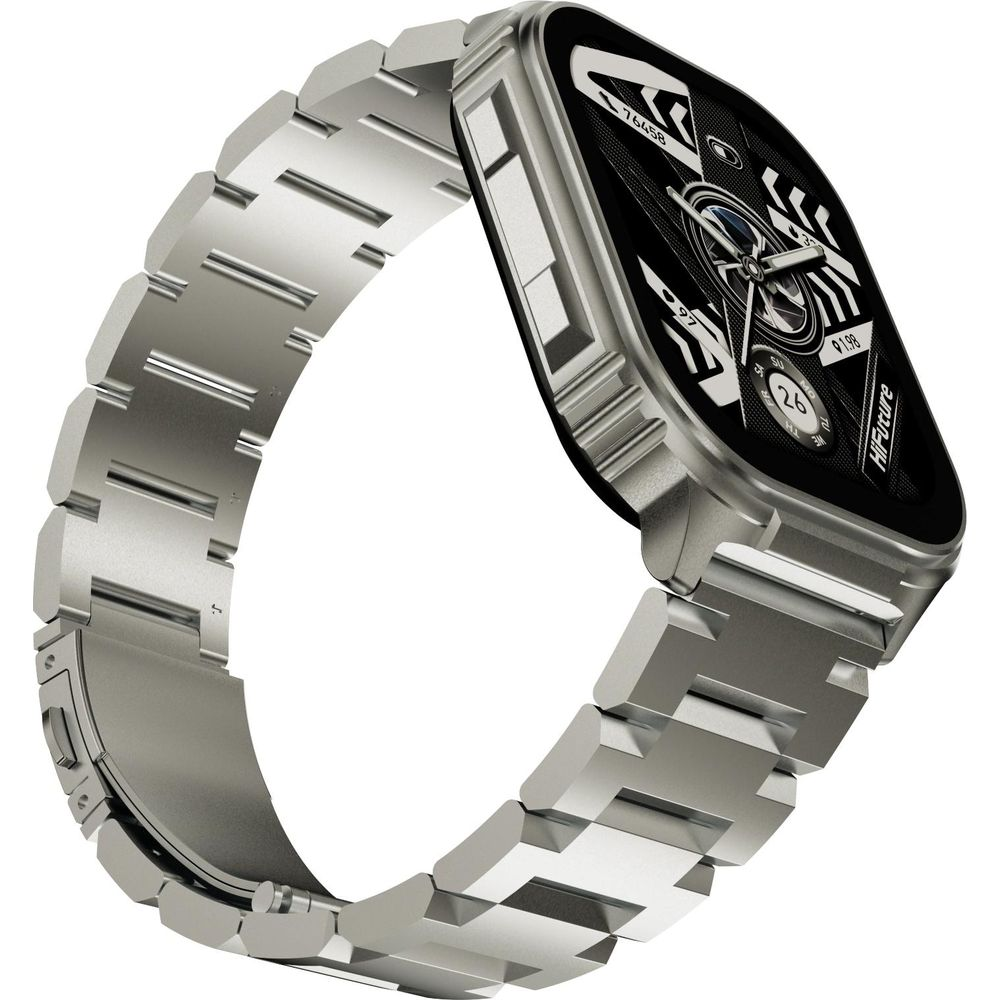 Uno smartwatch argentato con cinturino in metallo e quadrante digitale su sfondo bianco.