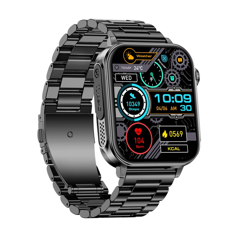 Uno smartwatch nero con cinturino in metallo mostra un quadrante tecnico con statistiche.