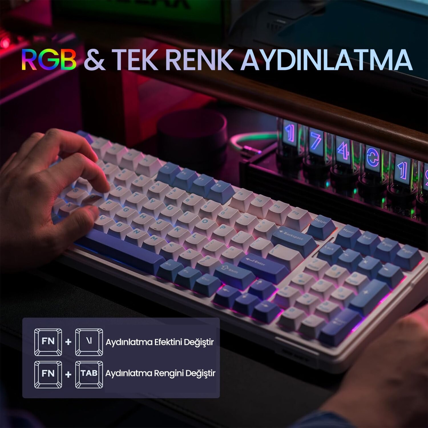 Karanlıkta beyaz ve mavi RGB mekanik klavyede yazı yazan bir el.
