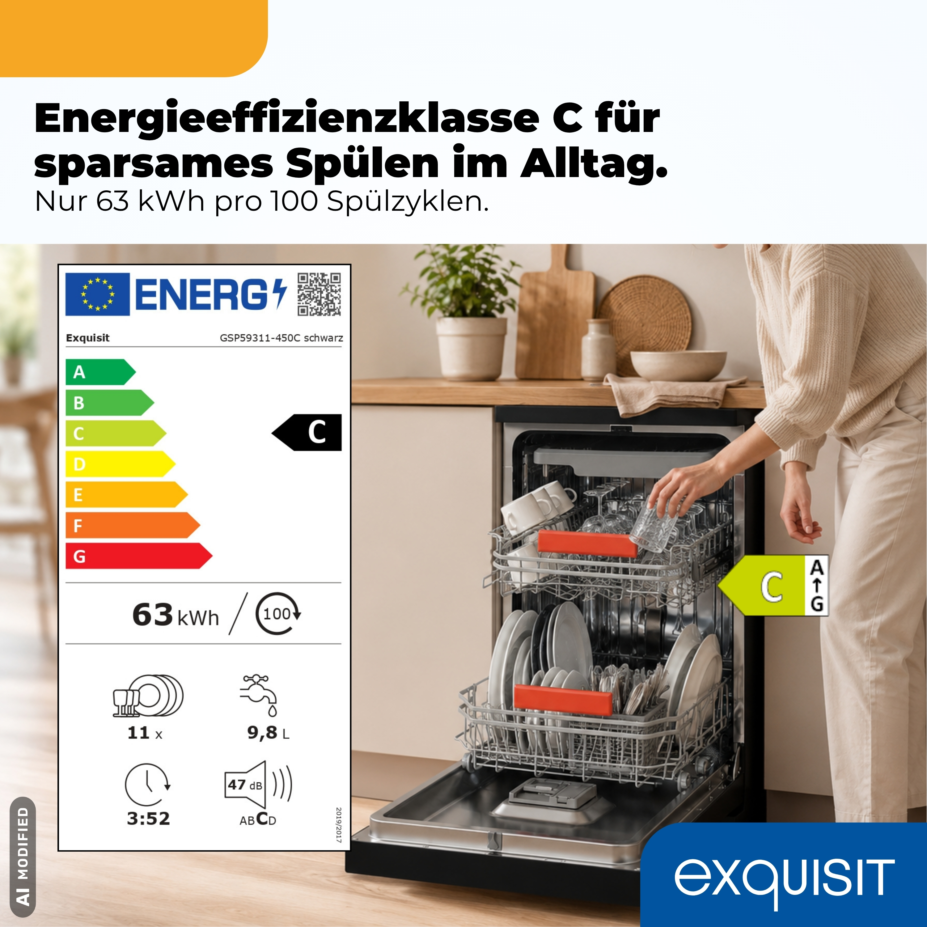 Eine Frau räumt einen Exquisit-Geschirrspüler ein, links ist ein Energieeffizienzlabel Klasse C zu sehen.