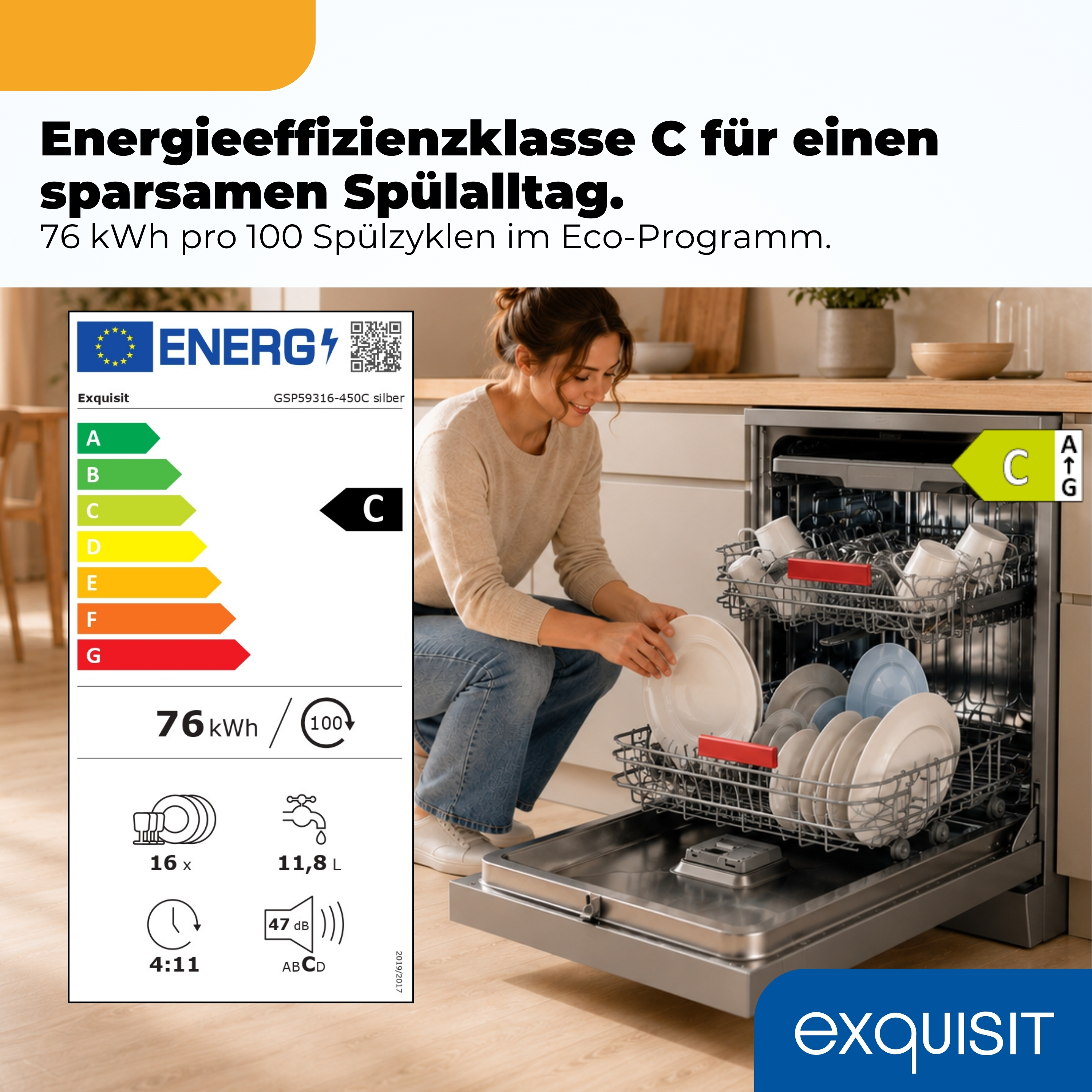 Eine Frau räumt einen Exquisit Geschirrspüler der Energieeffizienzklasse C ein, mit Label-Daten.