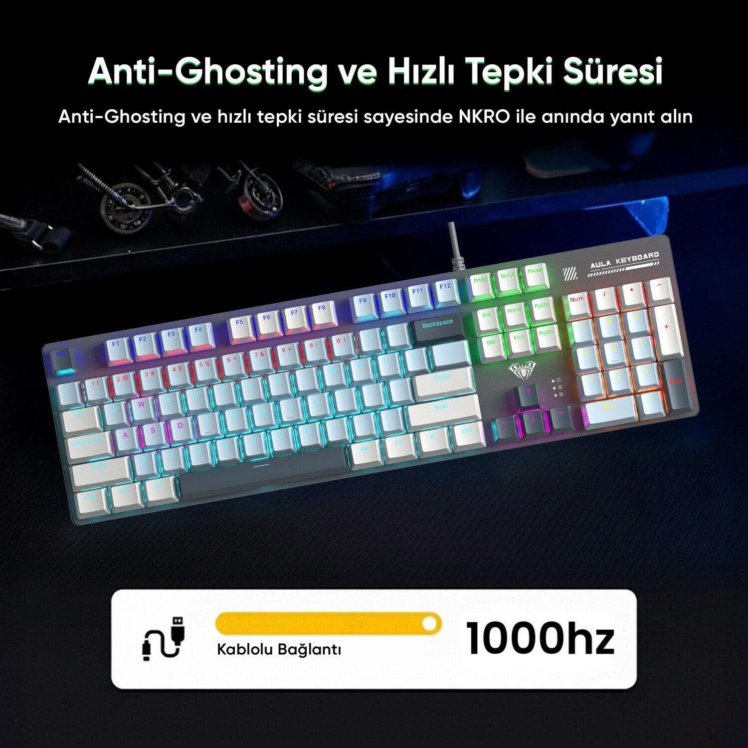 Karanlık masada metin ve USB simgesi olan aydınlatmalı oyuncu klavyesi.