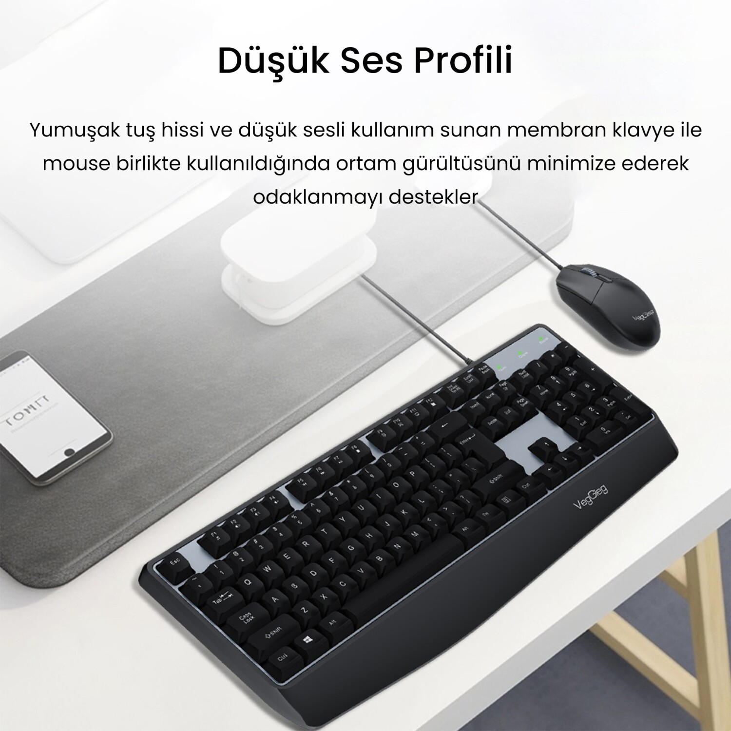 Masa üzerinde siyah klavye, fare ve telefon; üstte Türkçe düşük ses profili yazısı.