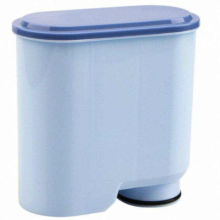 Een lichtblauwe waterfilter met een donkerblauwe deksel tegen een witte achtergrond.